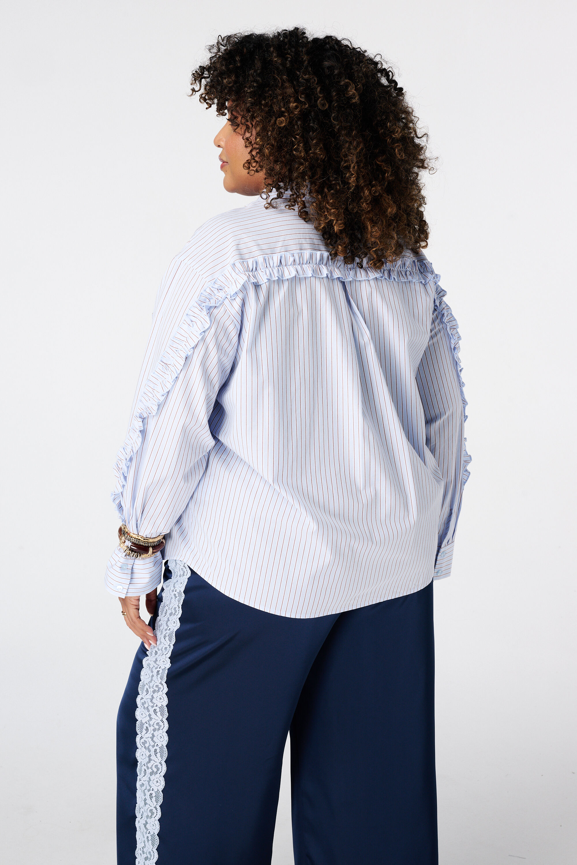 Blouse ray&eacute;e avec volants image number 3