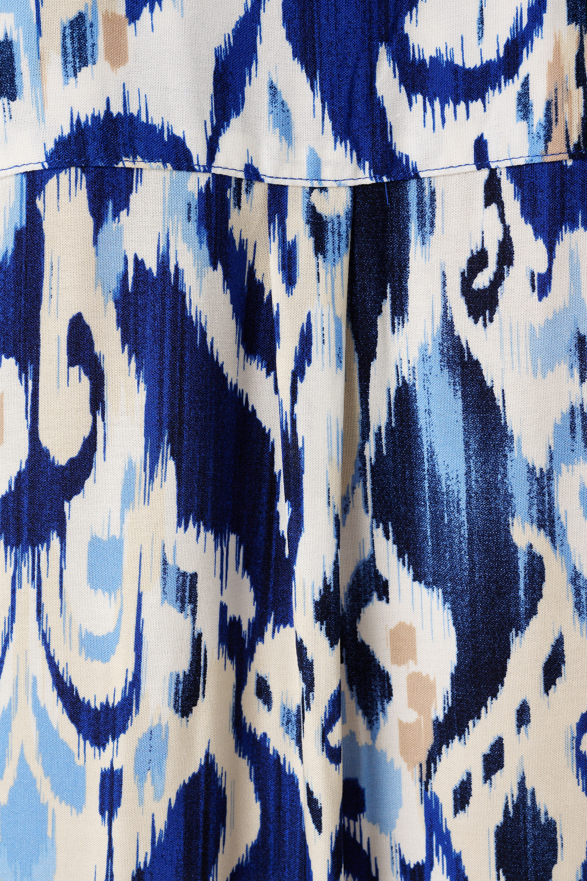 Robe l&eacute;g&egrave;re avec col en V image number 6