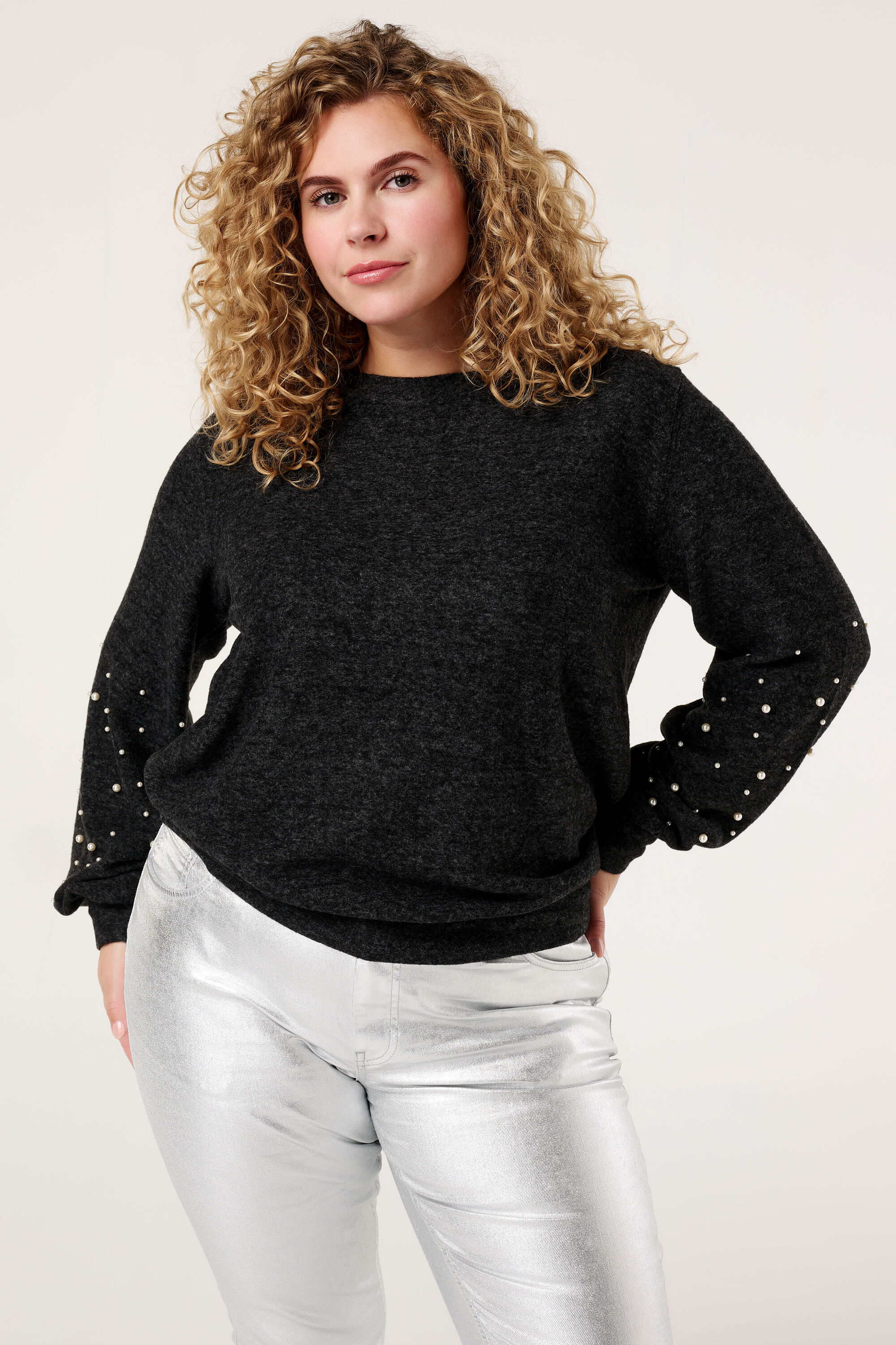 Pull gris avec perles 2025