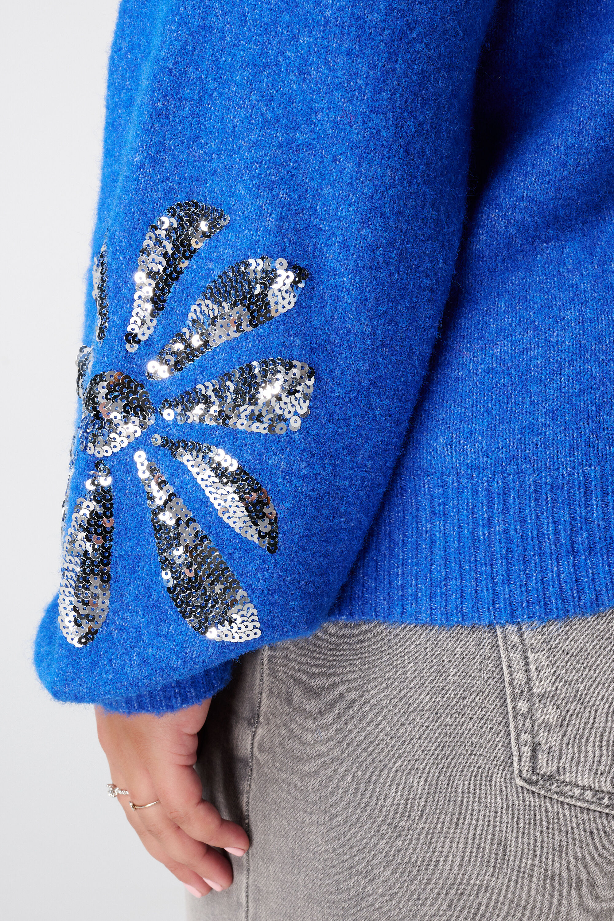 Pull tricot&eacute; avec paillettes sur les manches image number 4