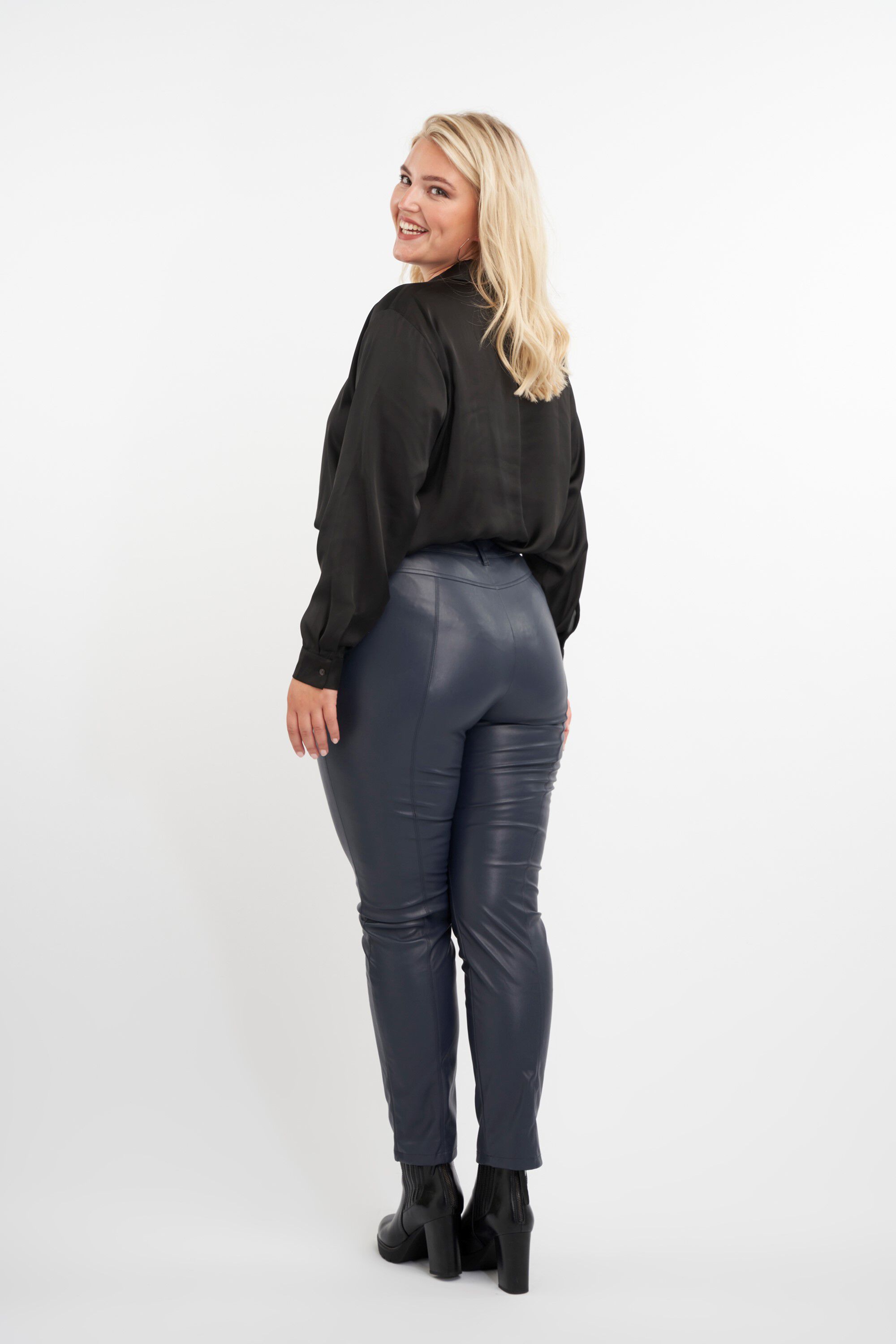 Pantalon en similicuir image number 3