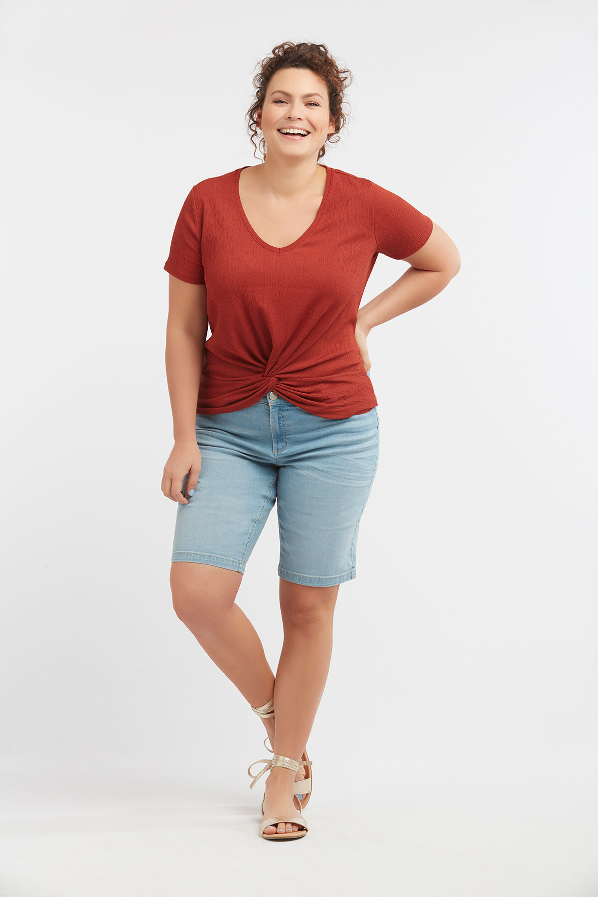 T-shirt avec d&eacute;tail nou&eacute; image number 3