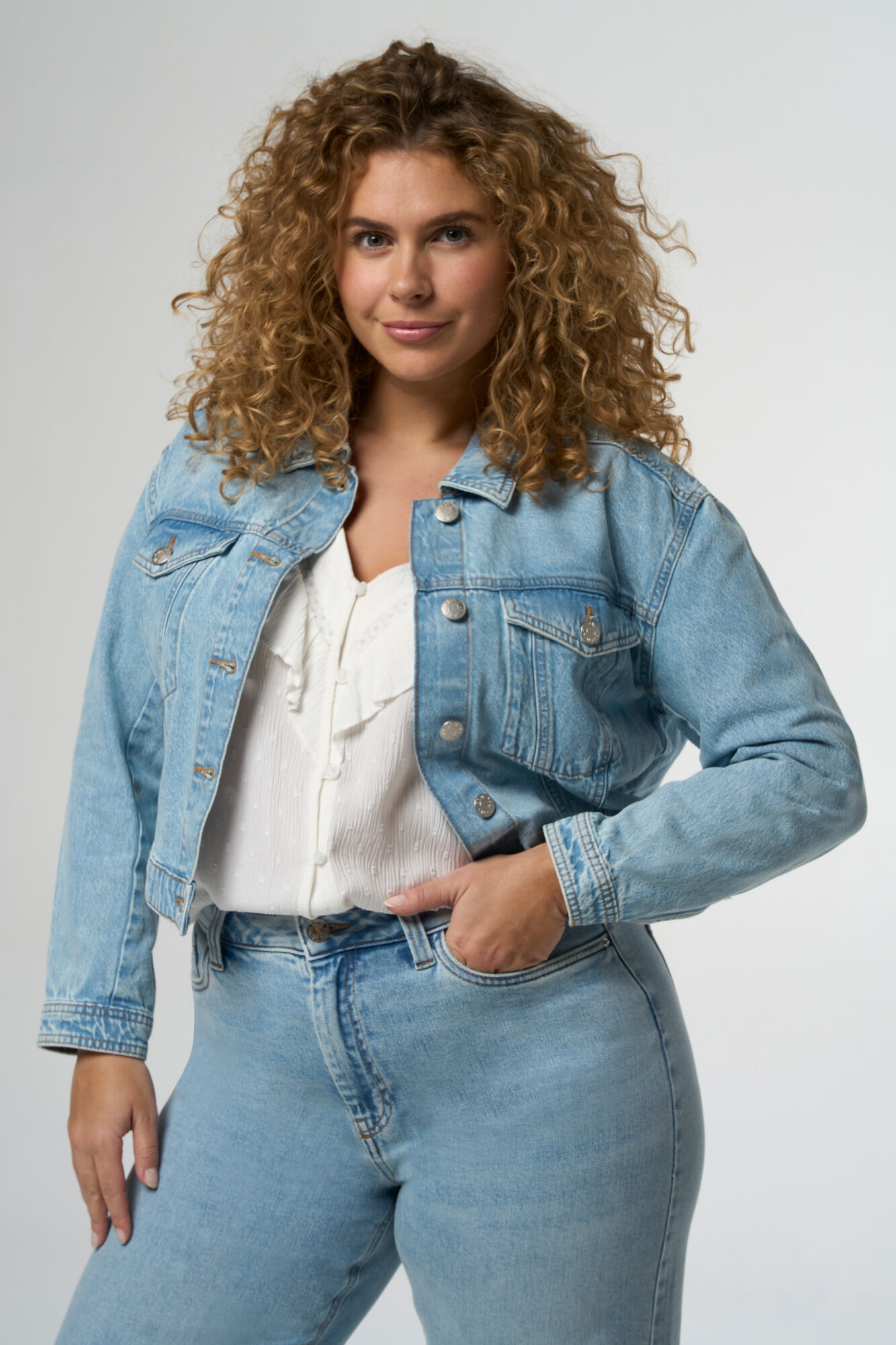 Veste courte en jean image number 6