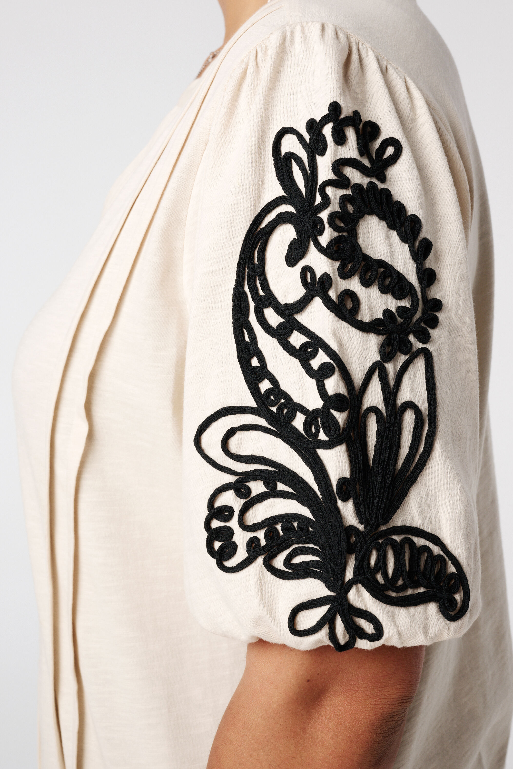 Haut avec manches brod&eacute;es image number 6