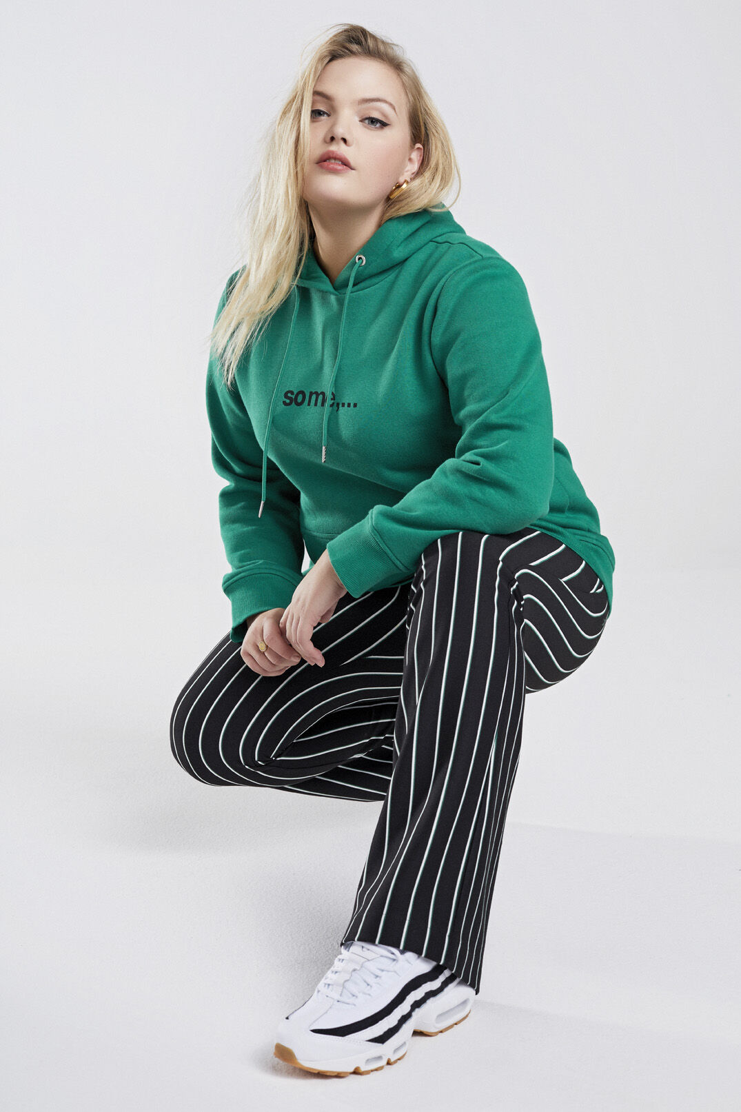 Pantalon ray&eacute; coupe &eacute;vas&eacute;e  image number 6