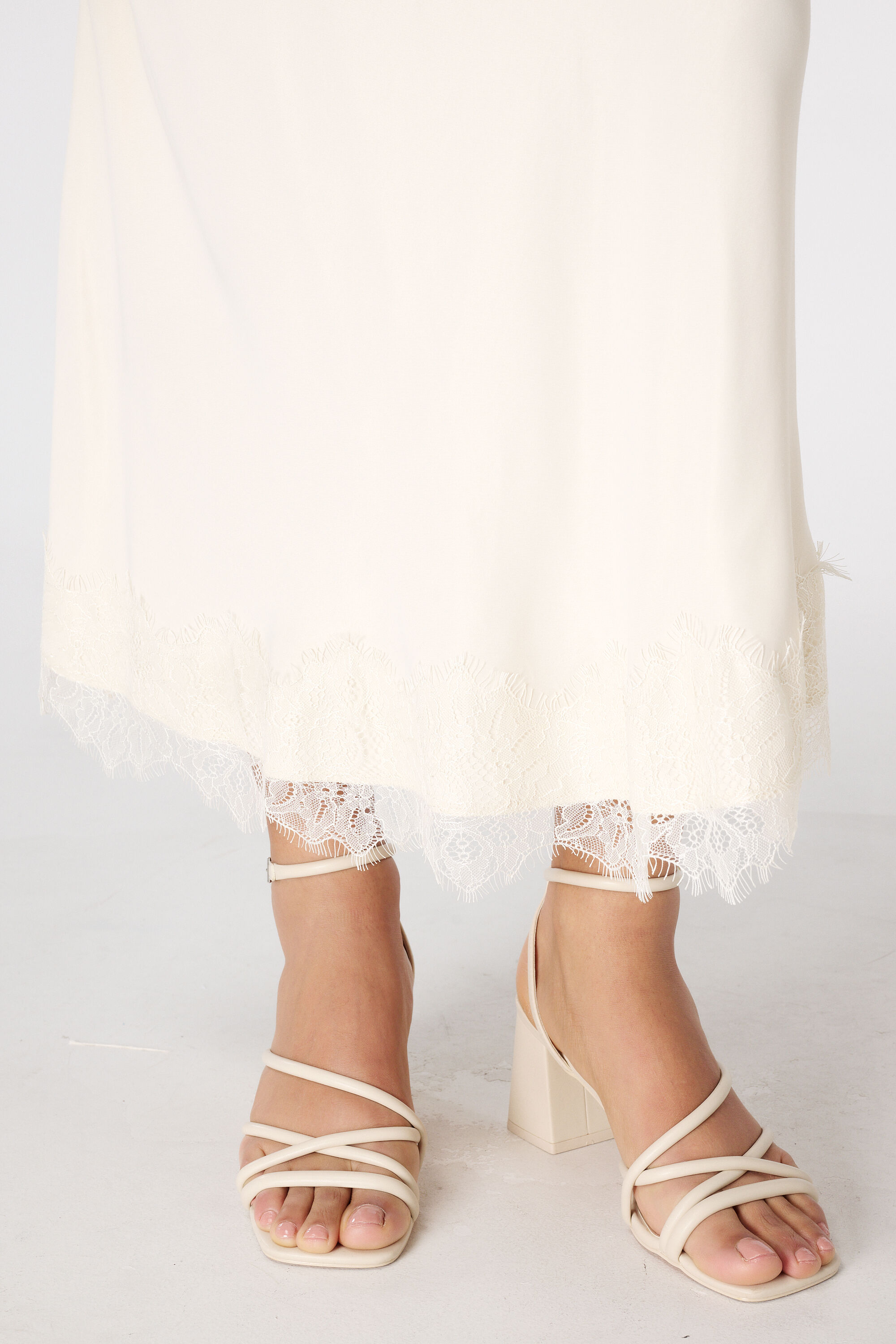 Jupe midi satin&eacute;e avec dentelle image number 4