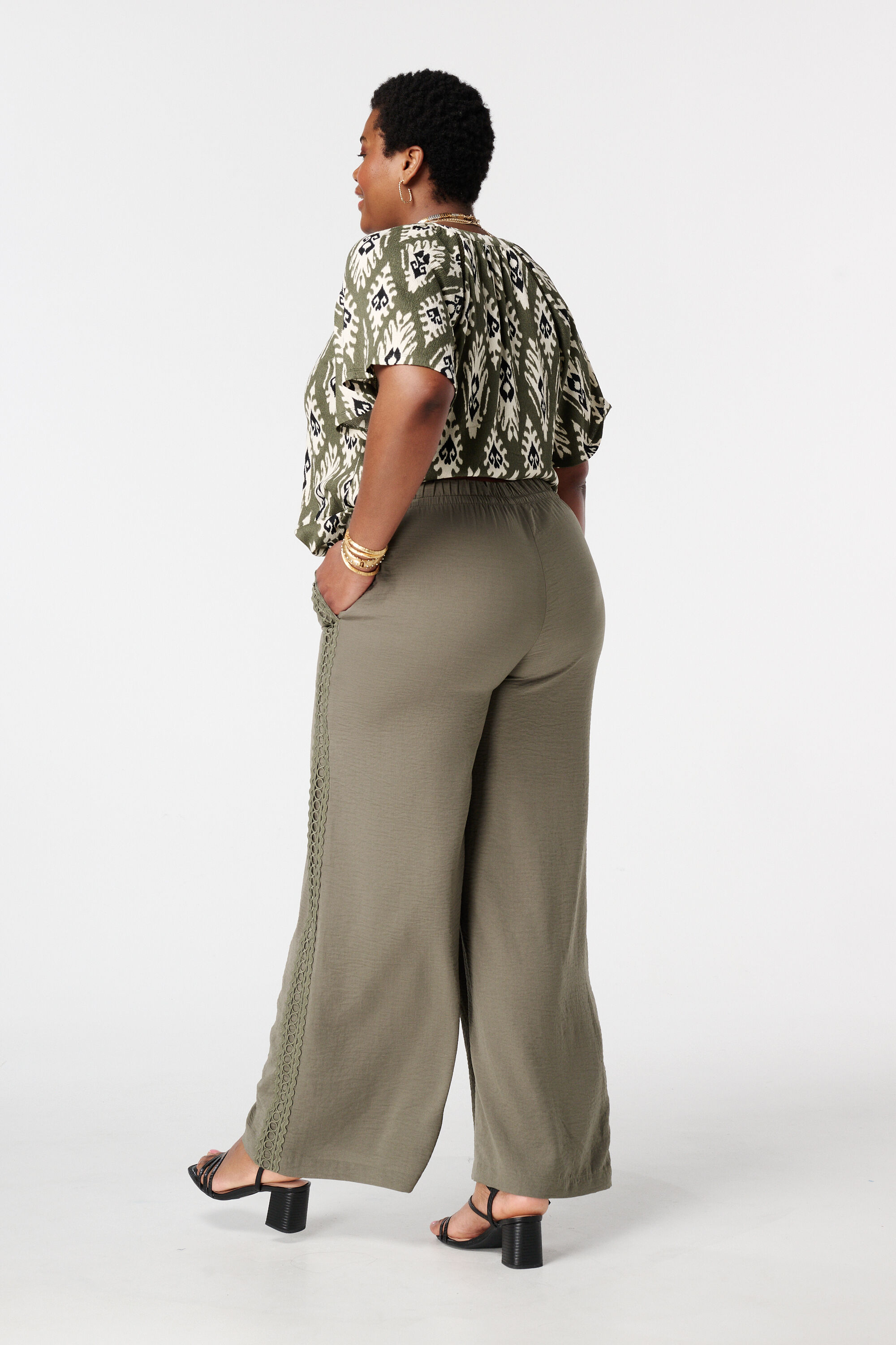 Pantalon straight leg avec d&eacute;tail d&eacute;coratif image number 3