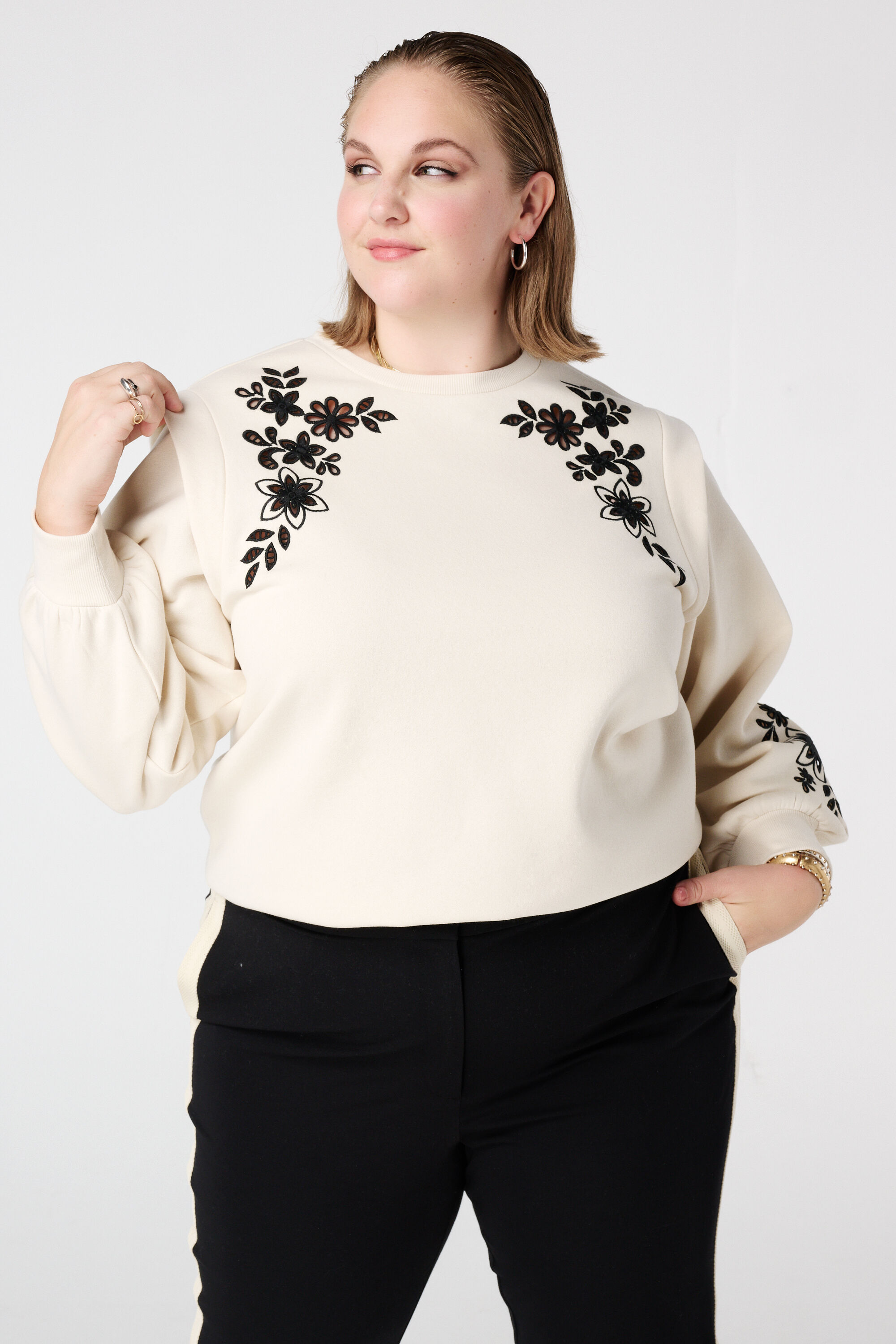 Sweat &agrave; broderie ajour&eacute;e