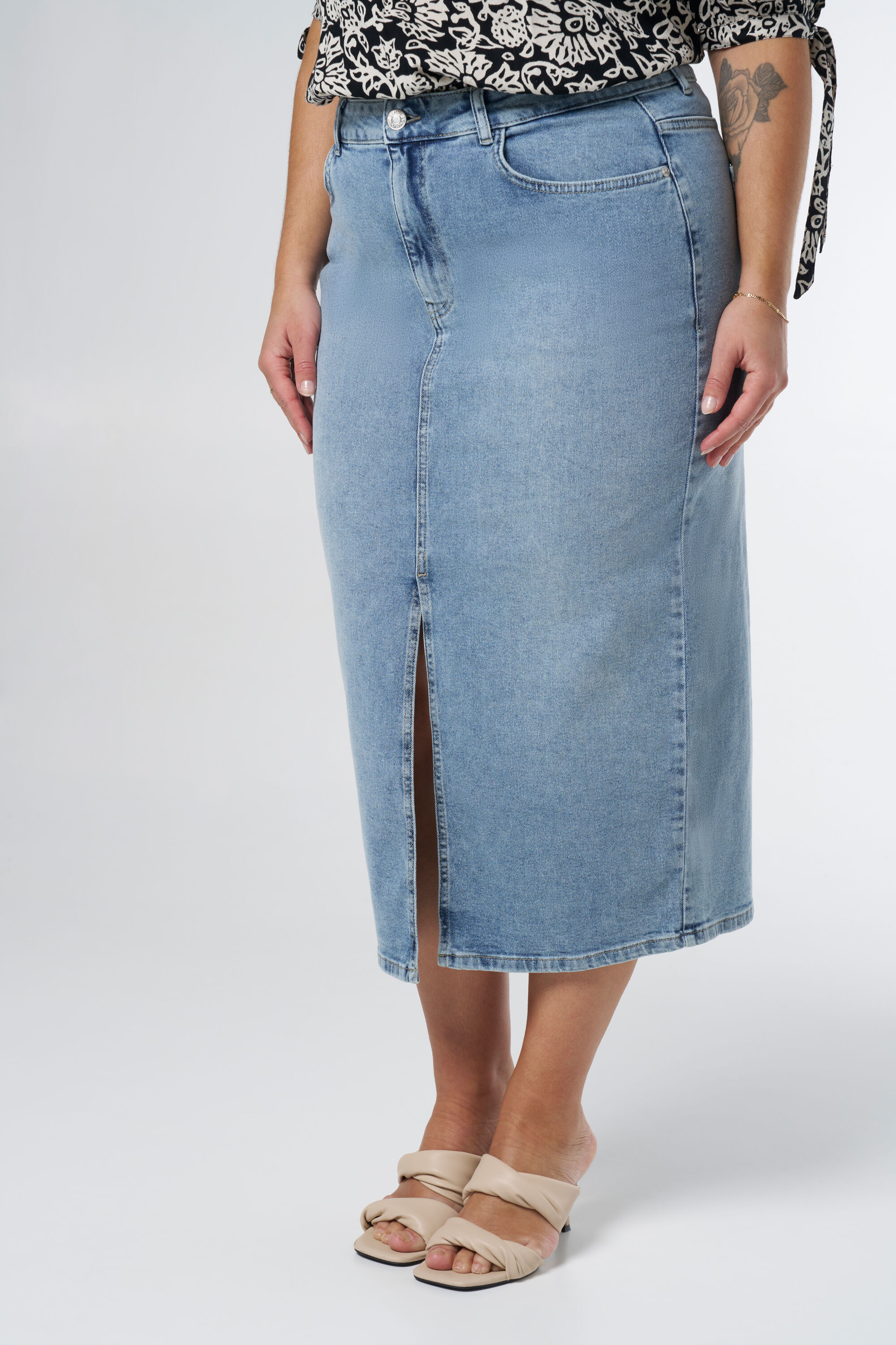 Jupe midi en denim avec fente image number 5