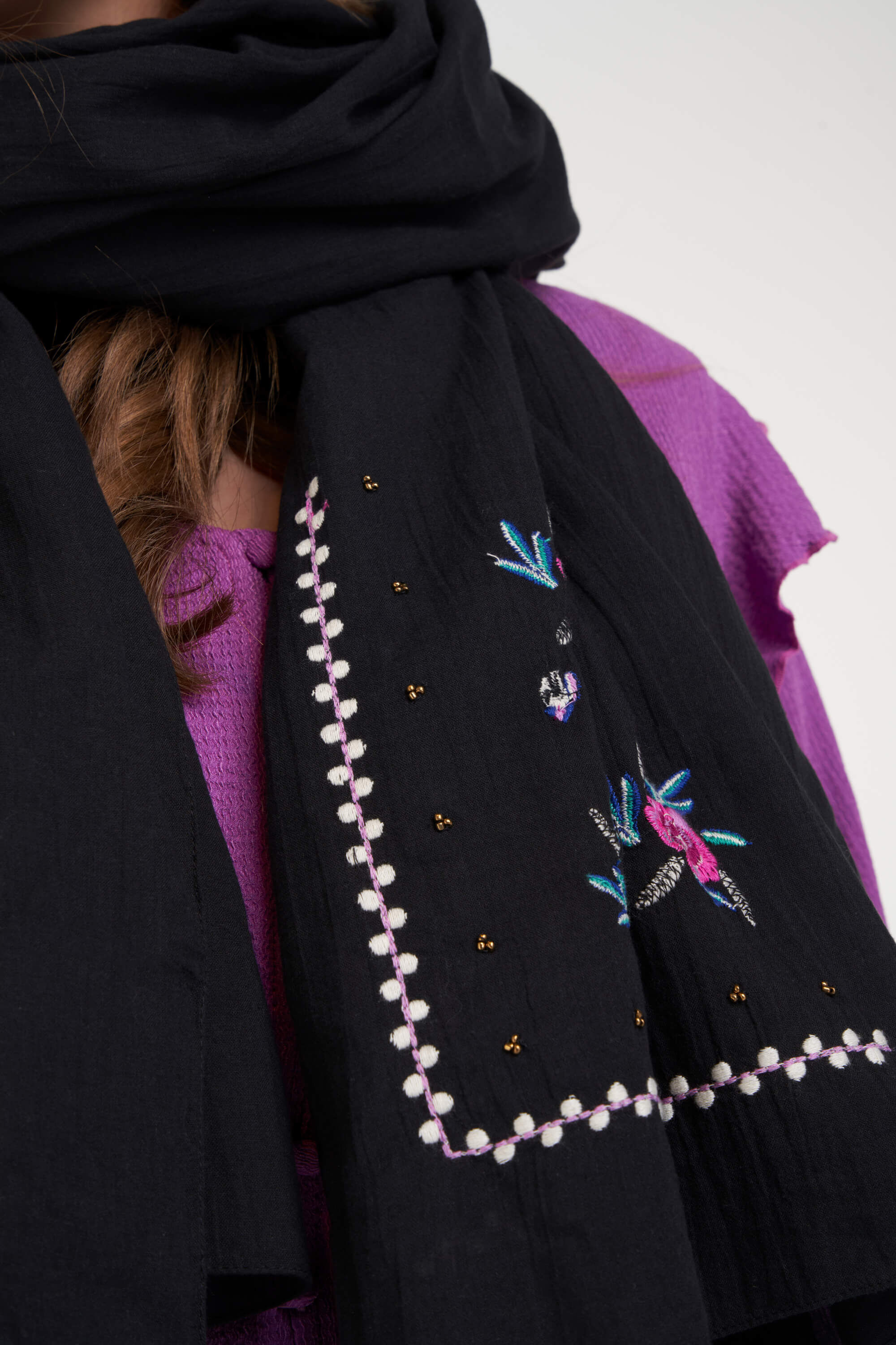 &Eacute;charpe brod&eacute;e  image number 1