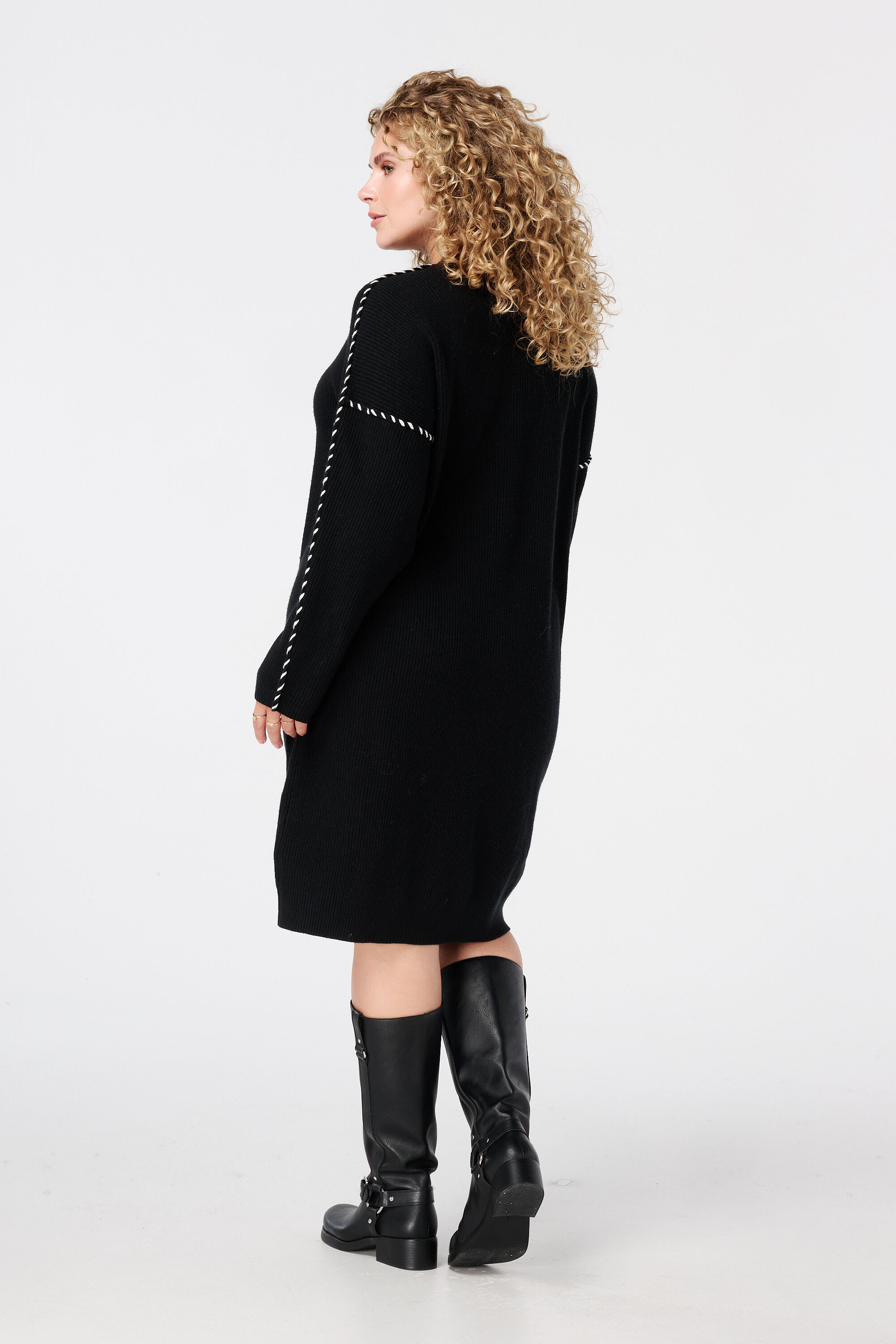 Robe en tricot avec coutures d&eacute;coratives image number 3