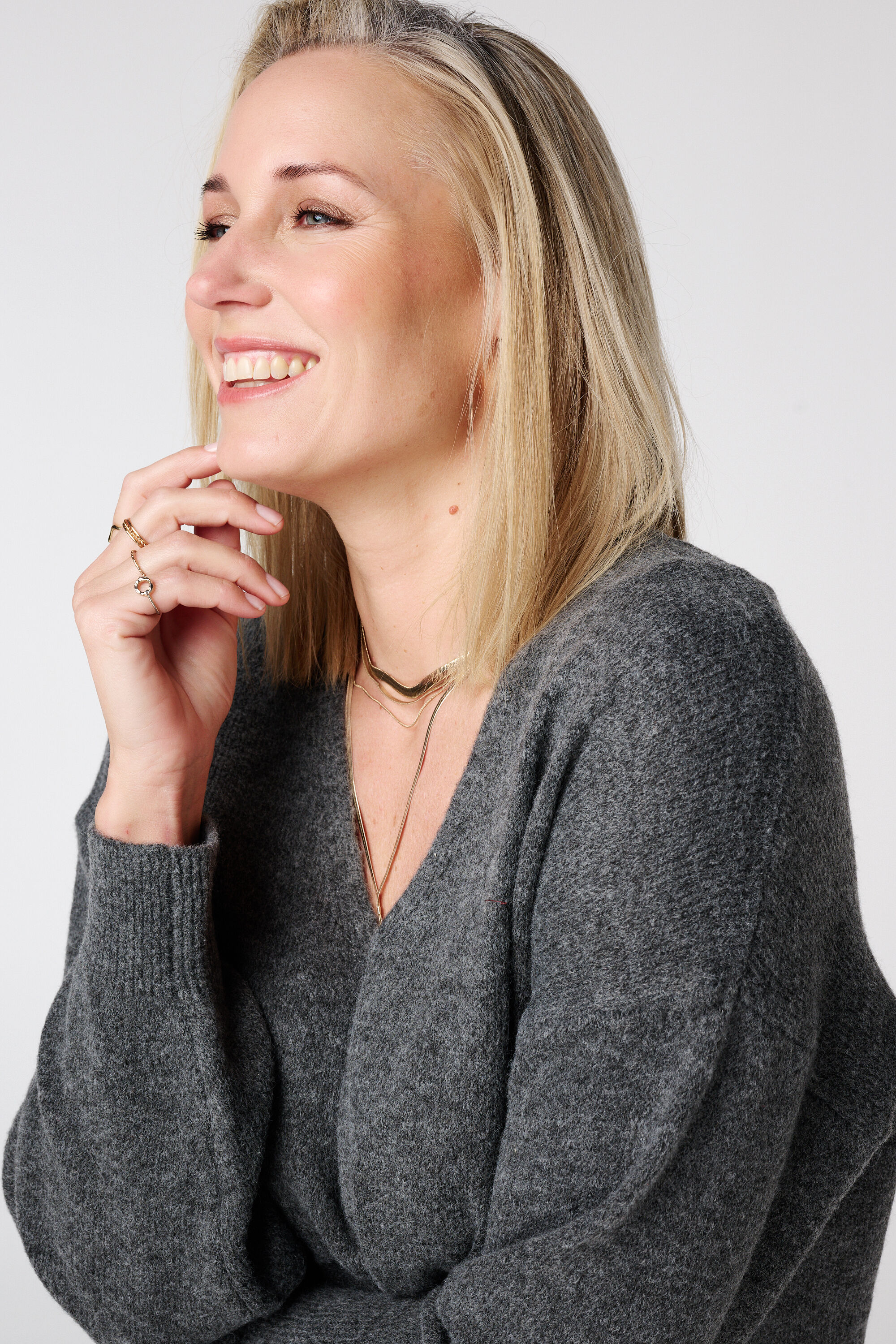 Pull &agrave; col en V avec bas en dentelle image number 4