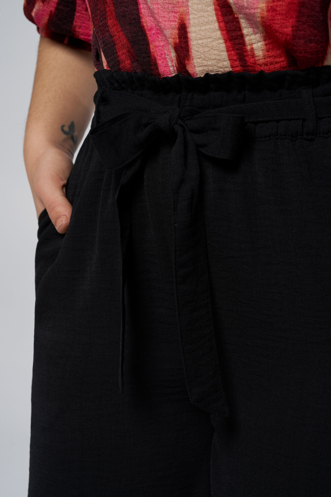 Pantalon large avec ceinture image number 4