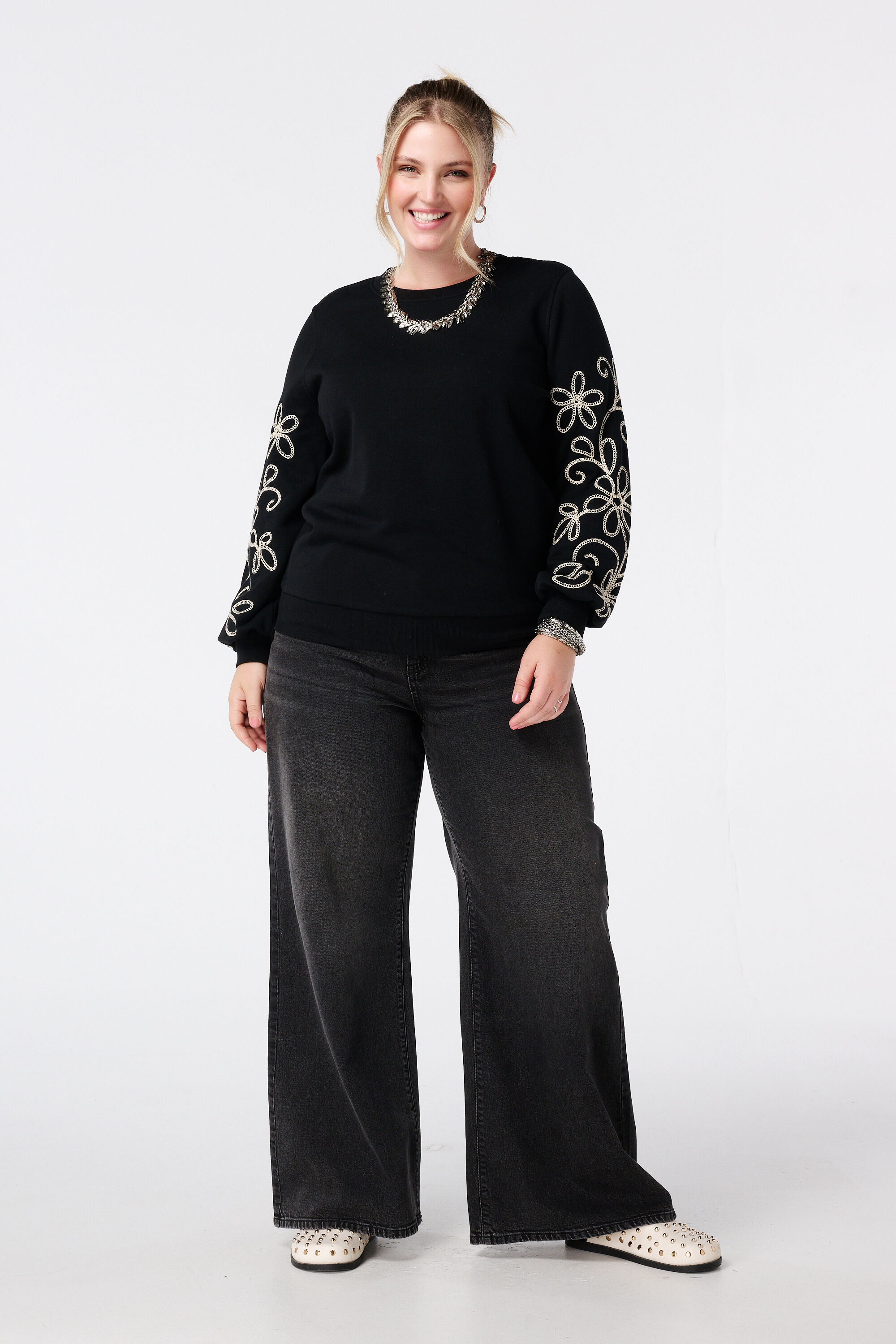 Pull avec d&eacute;tails brod&eacute;s image number 5