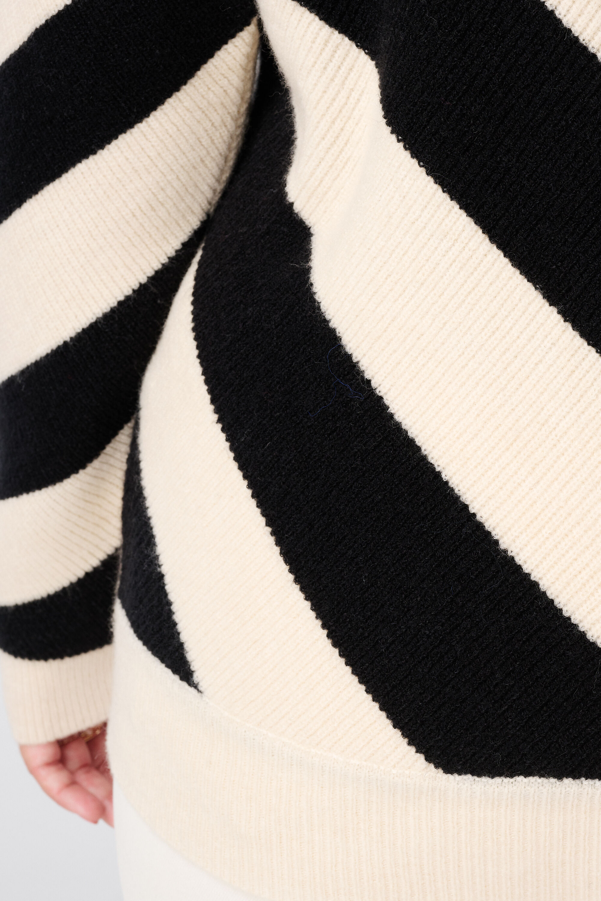 Pull &agrave; rayures diagonales image number 6