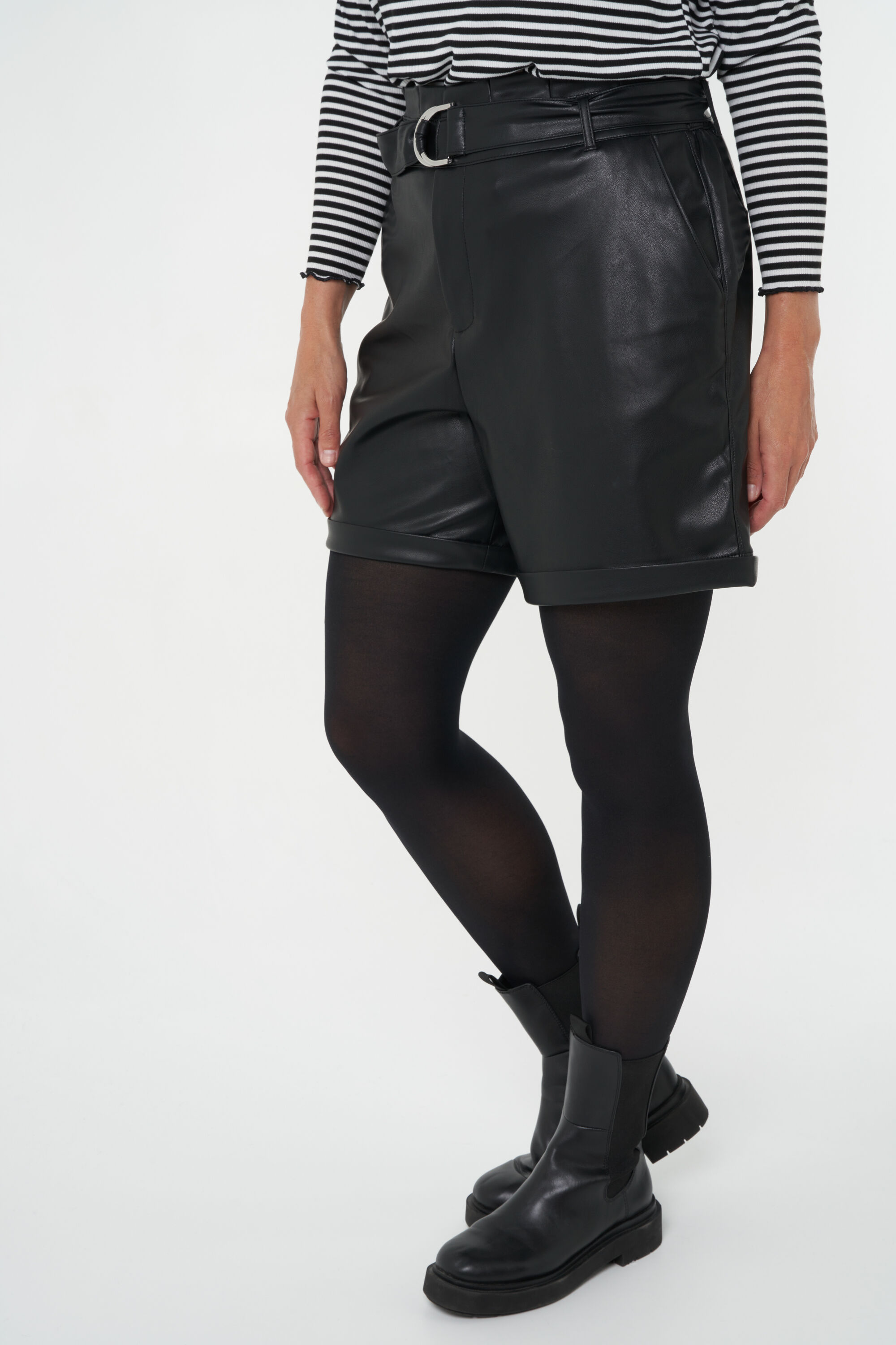 Short en cuir avec ceinture image number 5