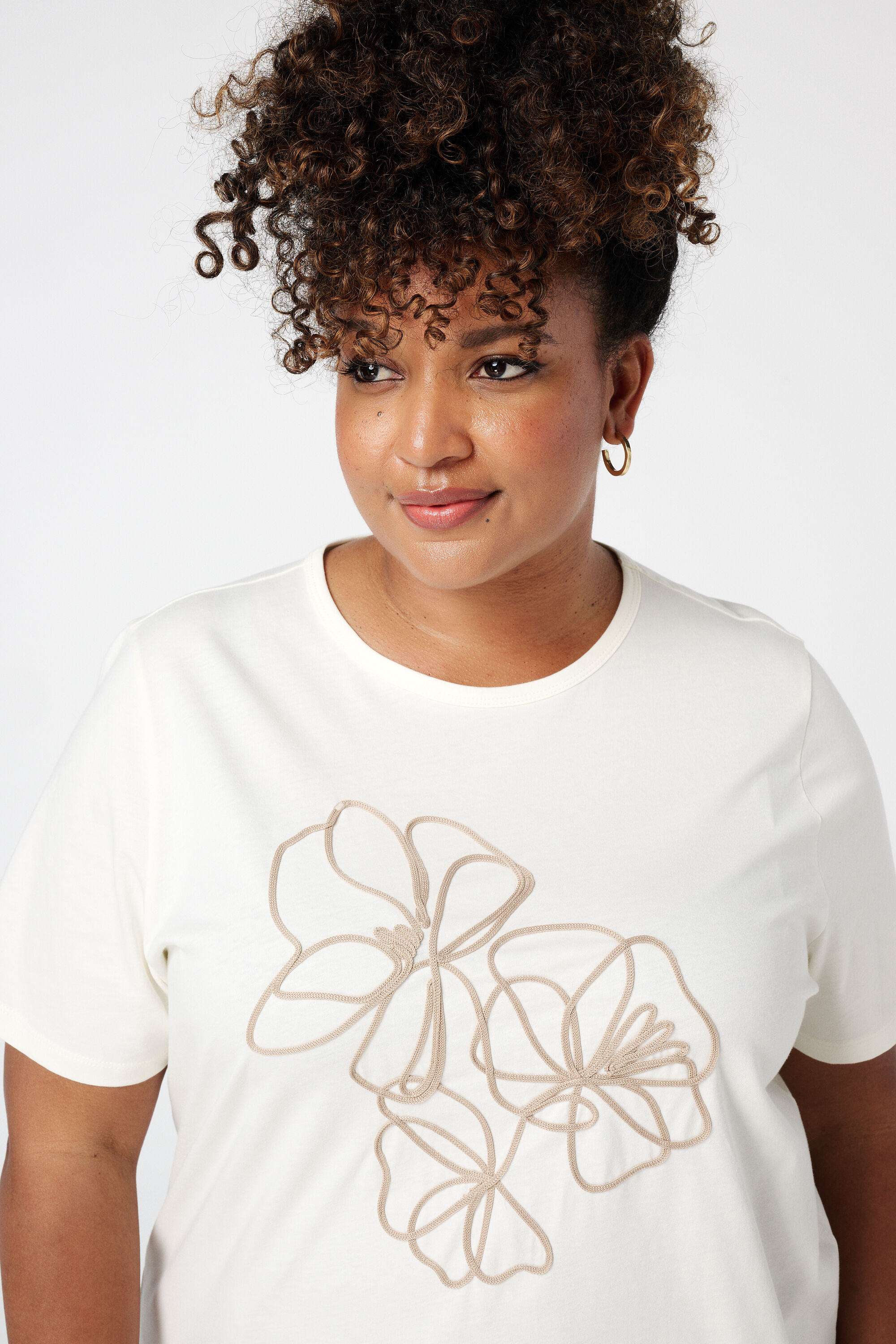 T-shirt avec broderie image number 4