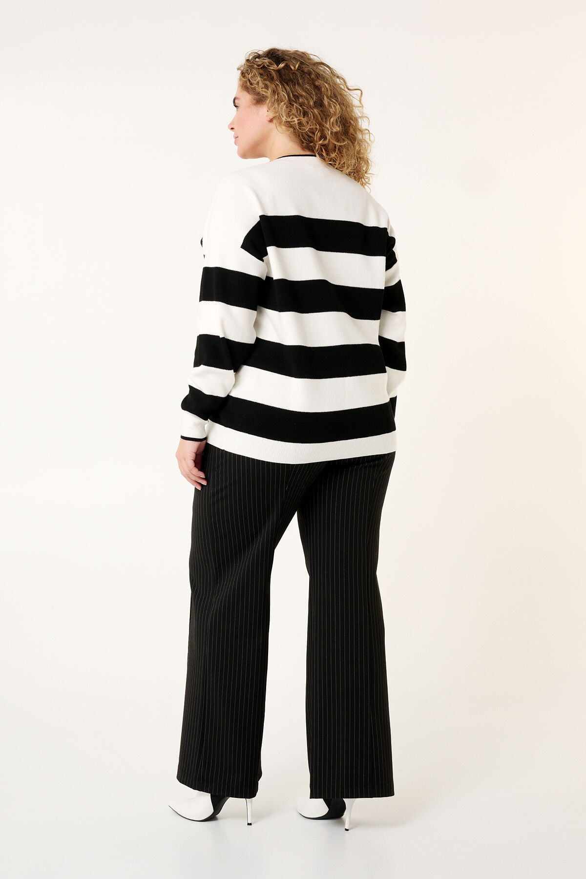 Pull ray&eacute; &agrave; mailles fines image number 3