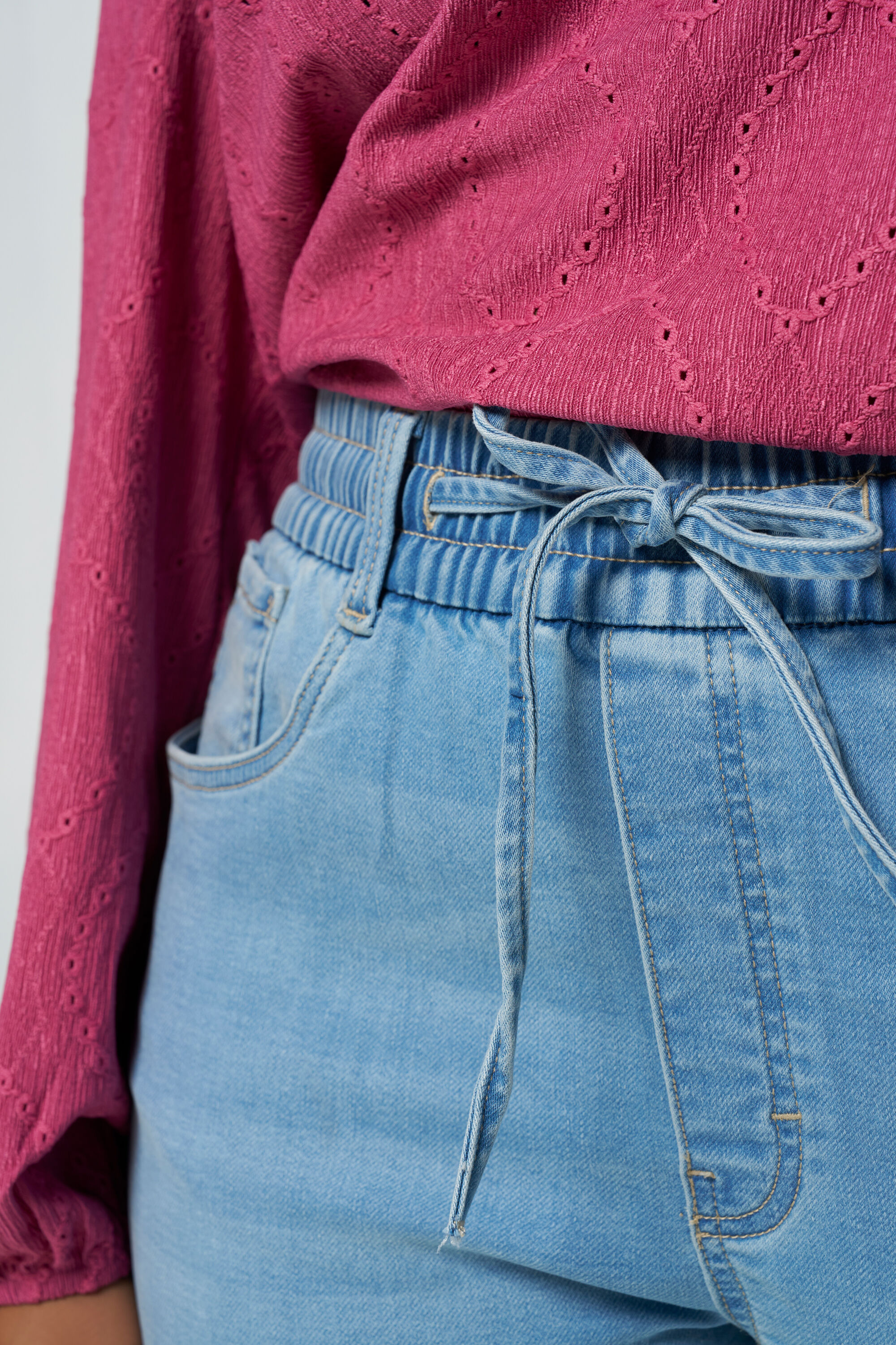 Pantalon jogger en denim image number 4