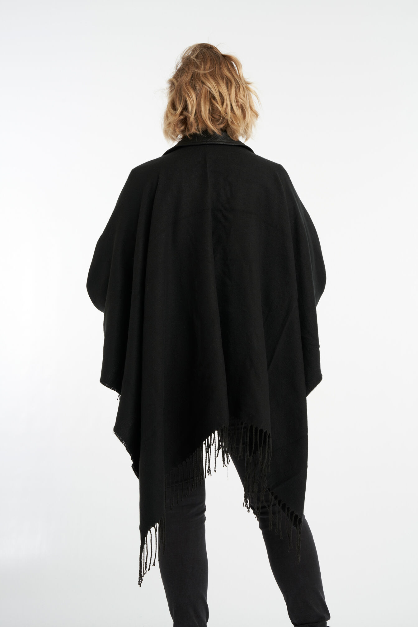 Cape avec motif &agrave; clous et franges image number 2