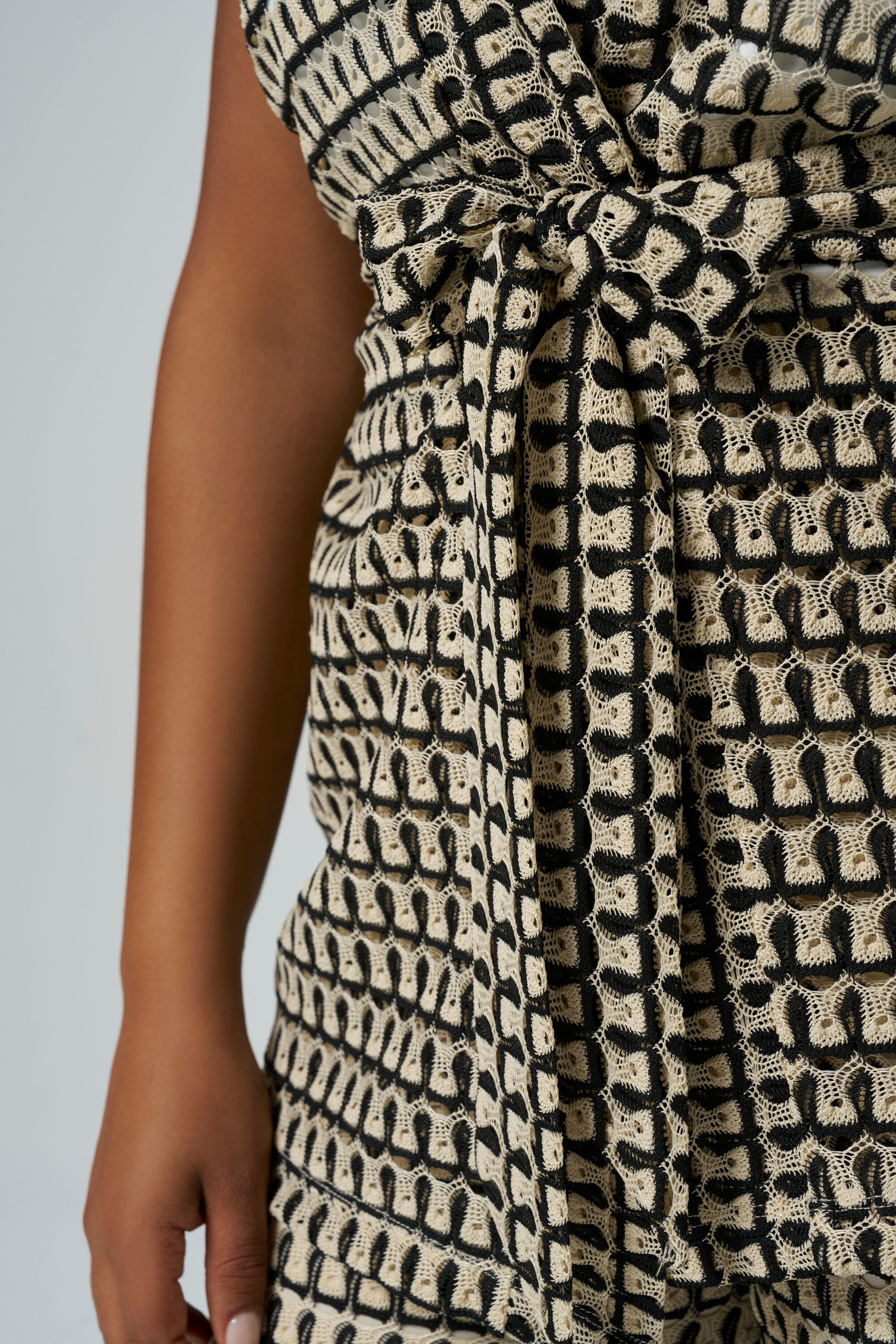 Gilet crochet&eacute; avec ceinture image number 4