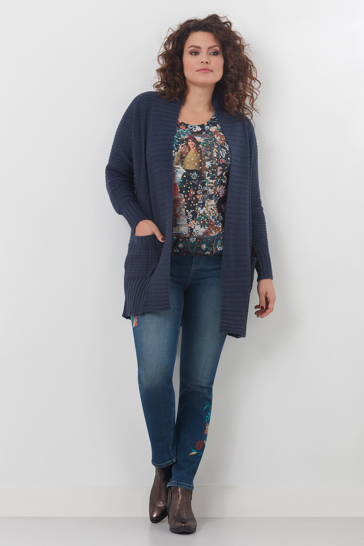 Pantalon slim avec broderies image number 4