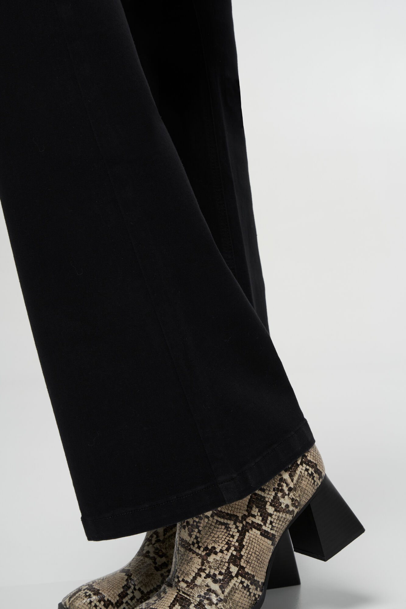 Jean &eacute;vas&eacute; JASMIN image number 4