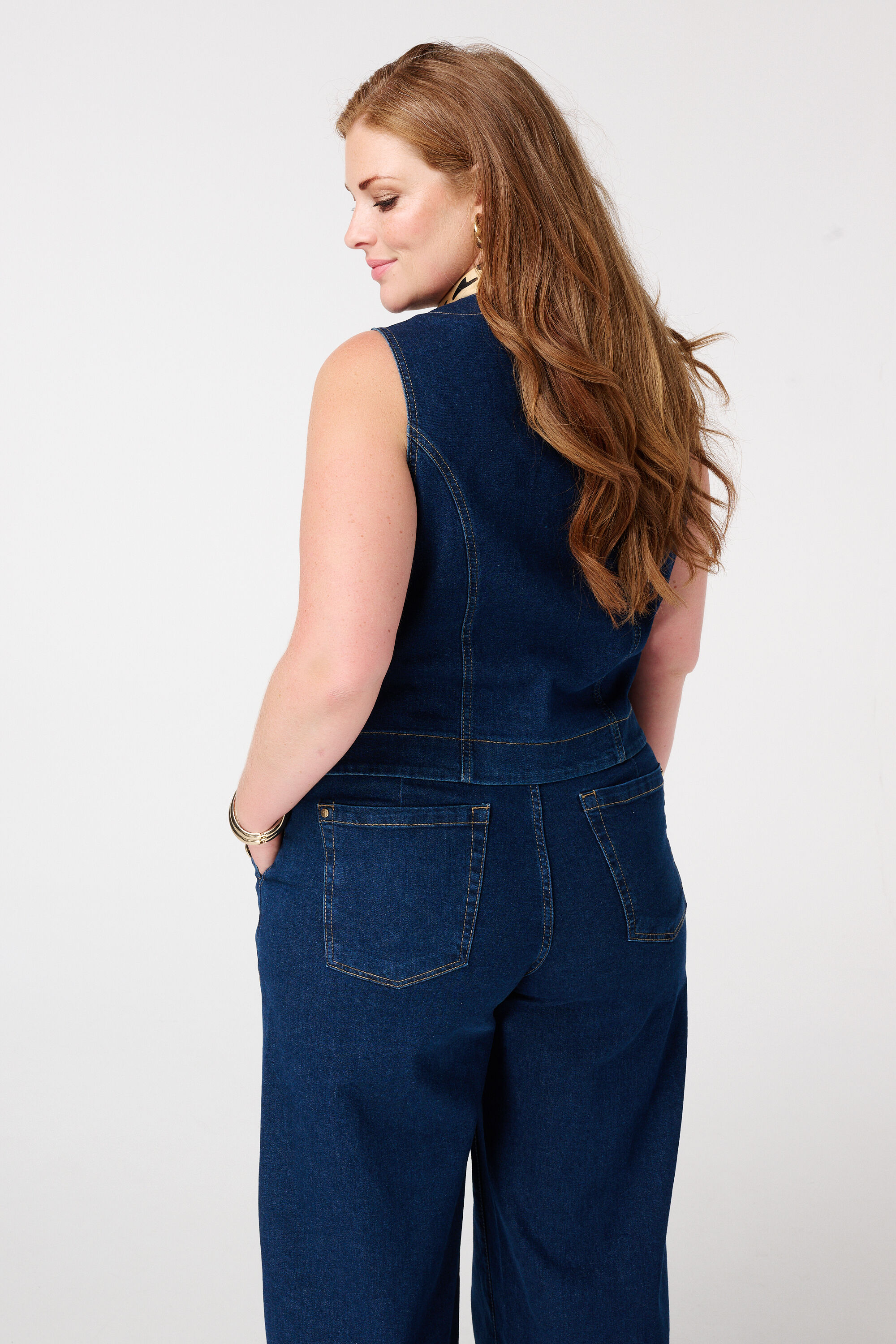 Veste sans manches avec boutons dor&eacute;s image number 3