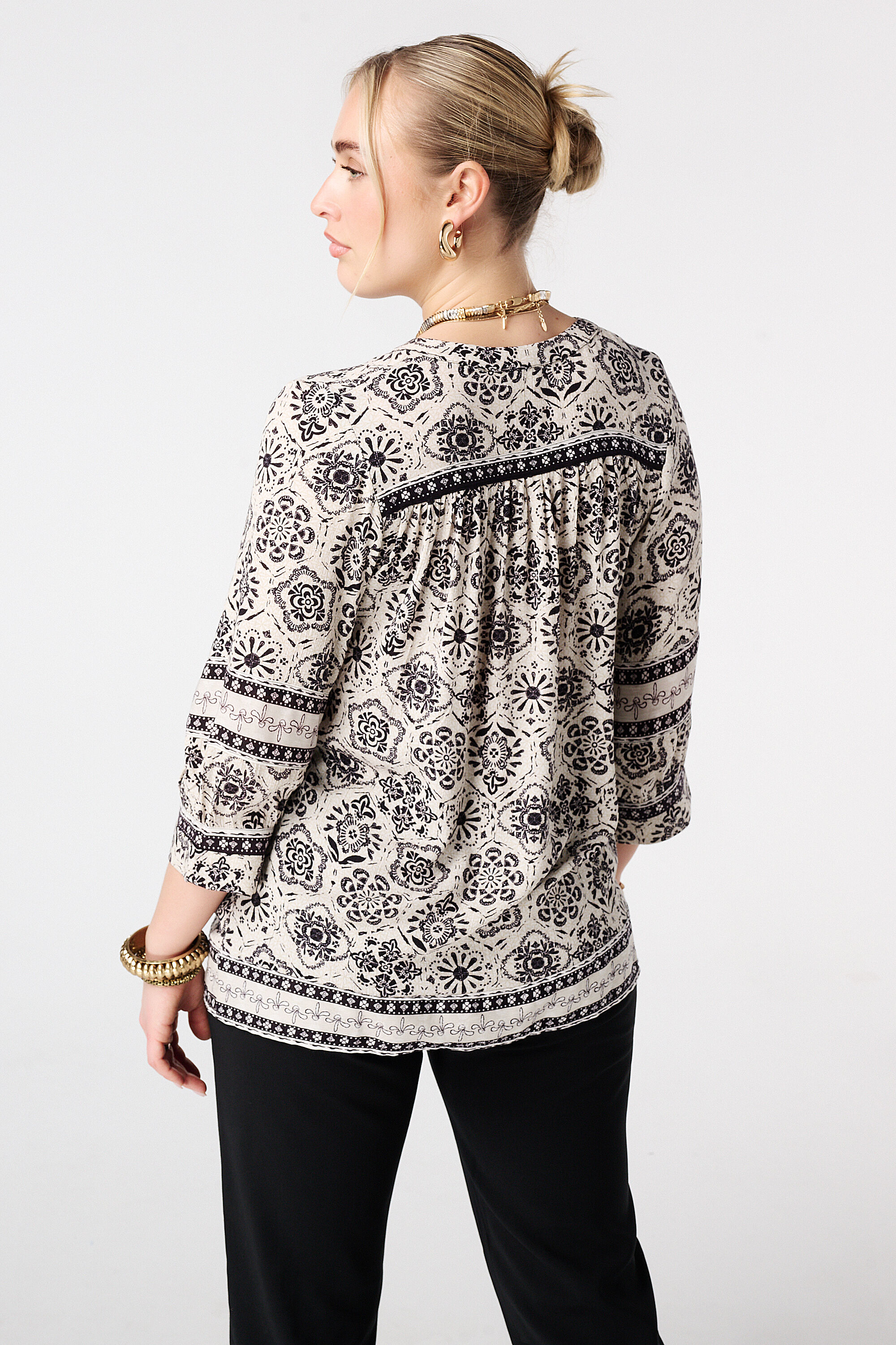 Blouse &agrave; fermeture boutonn&eacute;e image number 3