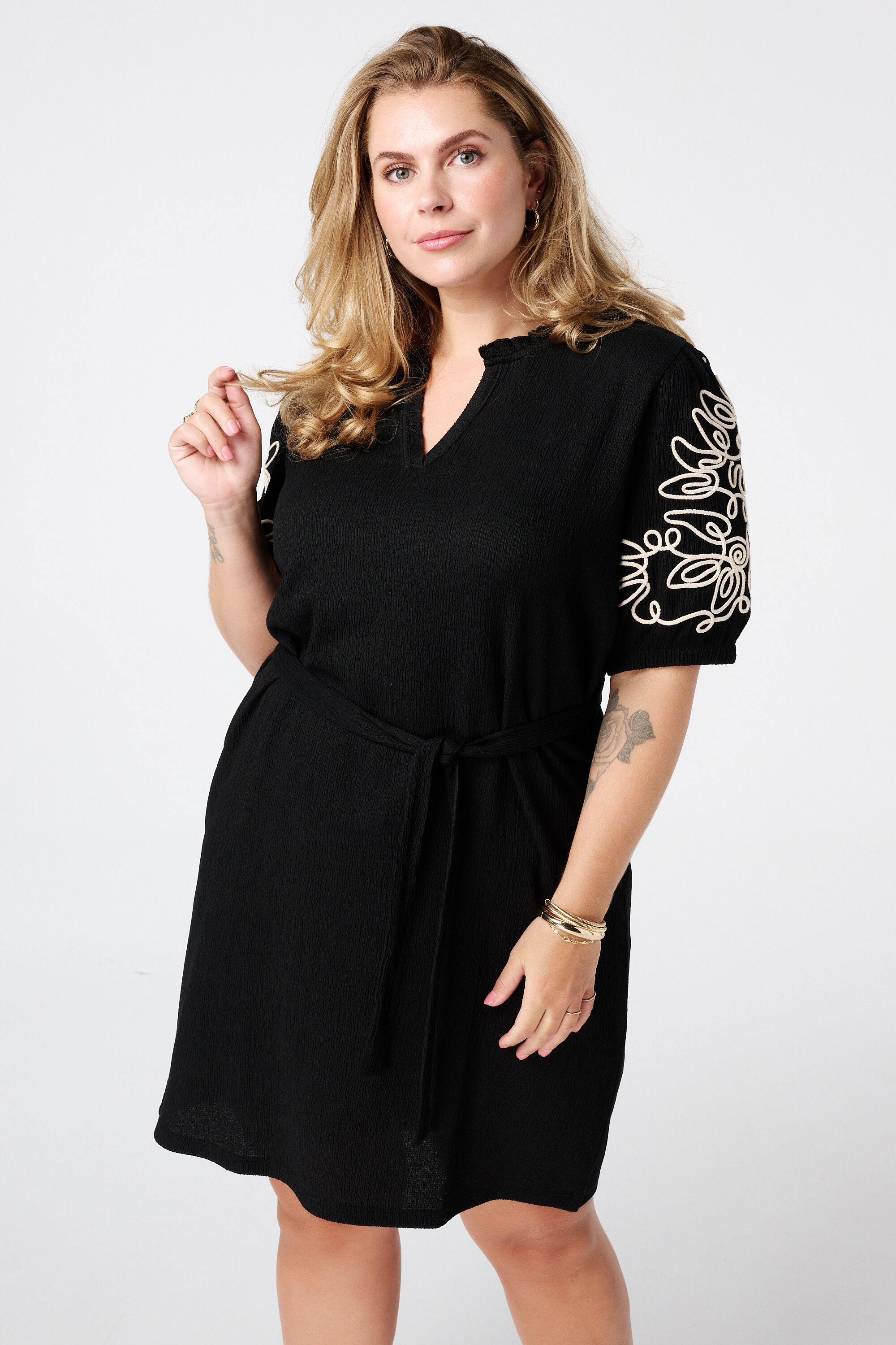 Robe avec d&eacute;tails sur les manches image number 5