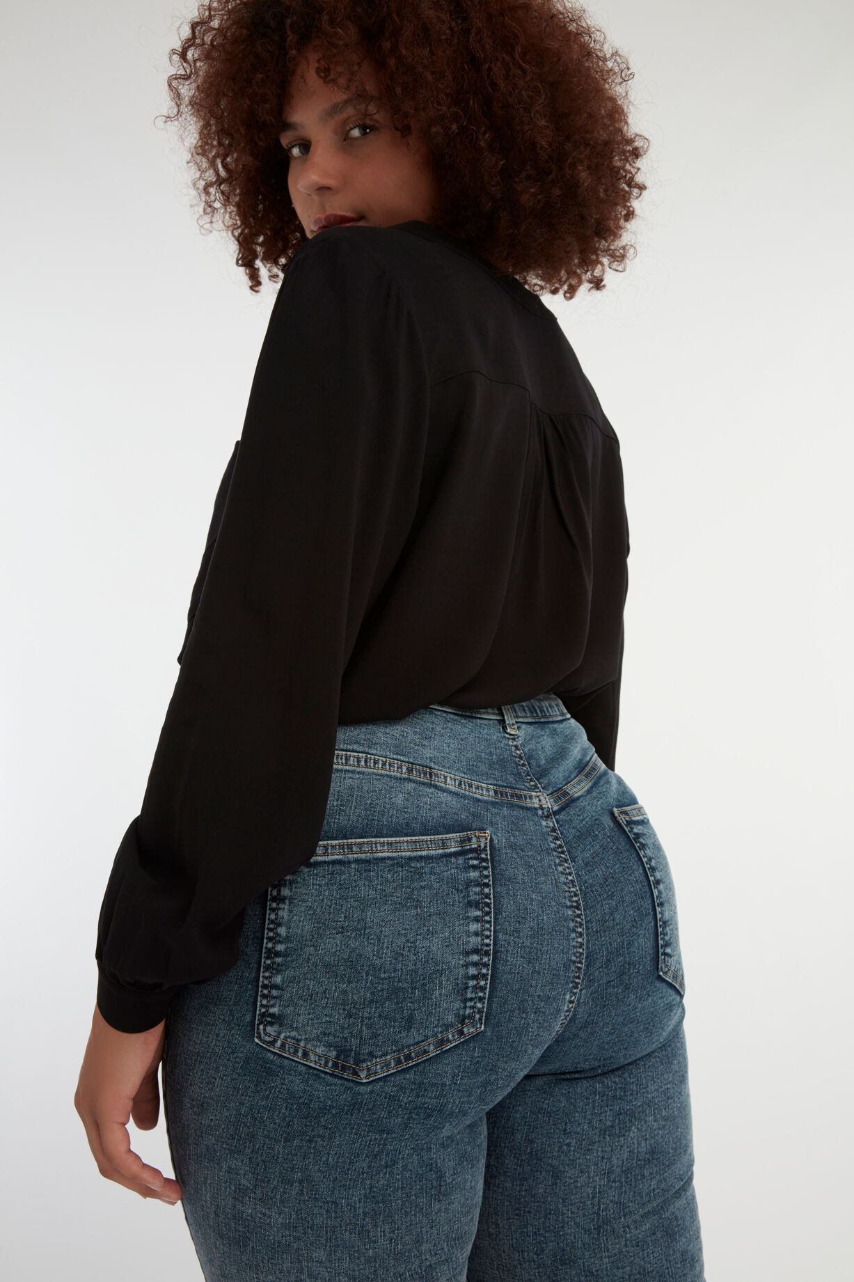 Skinny leg high waist CHERRY jeans image number 3