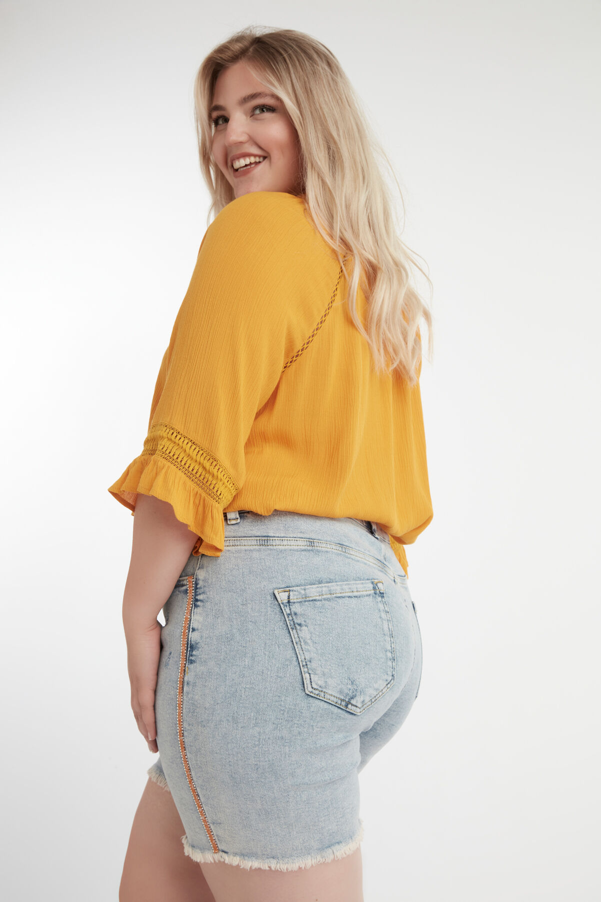 Short &agrave; bordure orange scintillante image number 3