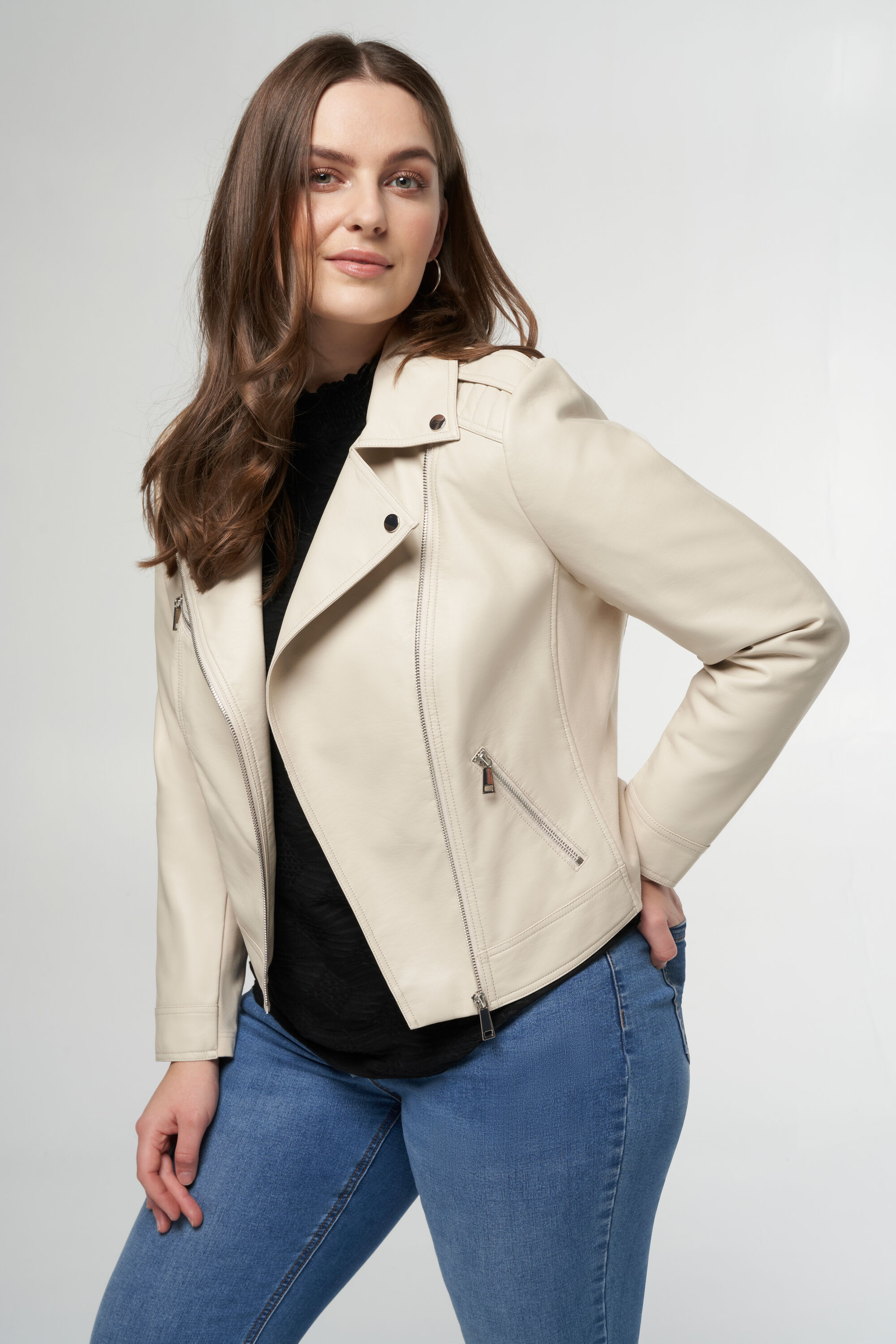 Veste au look en cuir et aux d&eacute;tails argent&eacute;s. image number 6