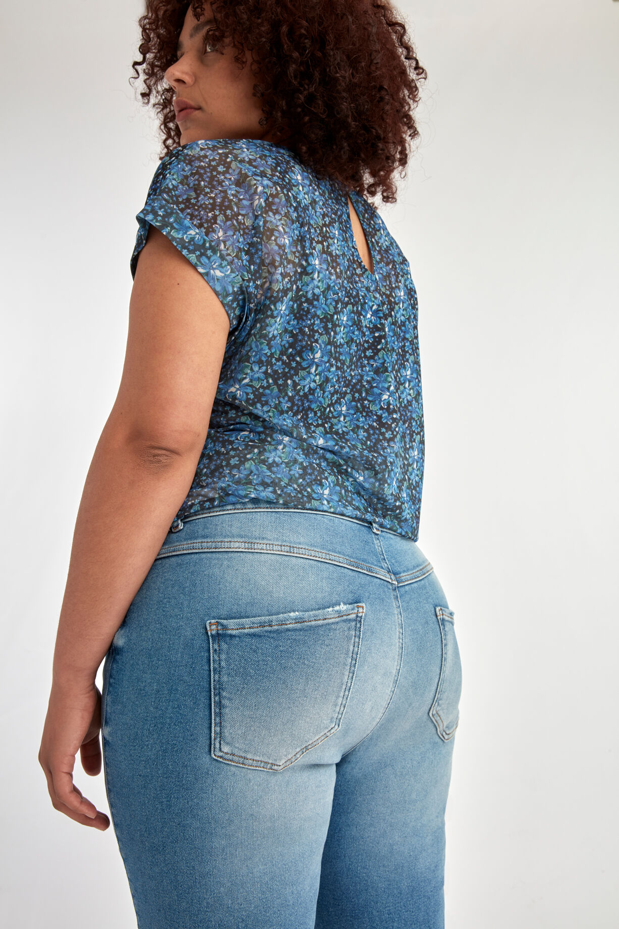 Jean aux d&eacute;cors d&eacute;chir&eacute;s image number 4