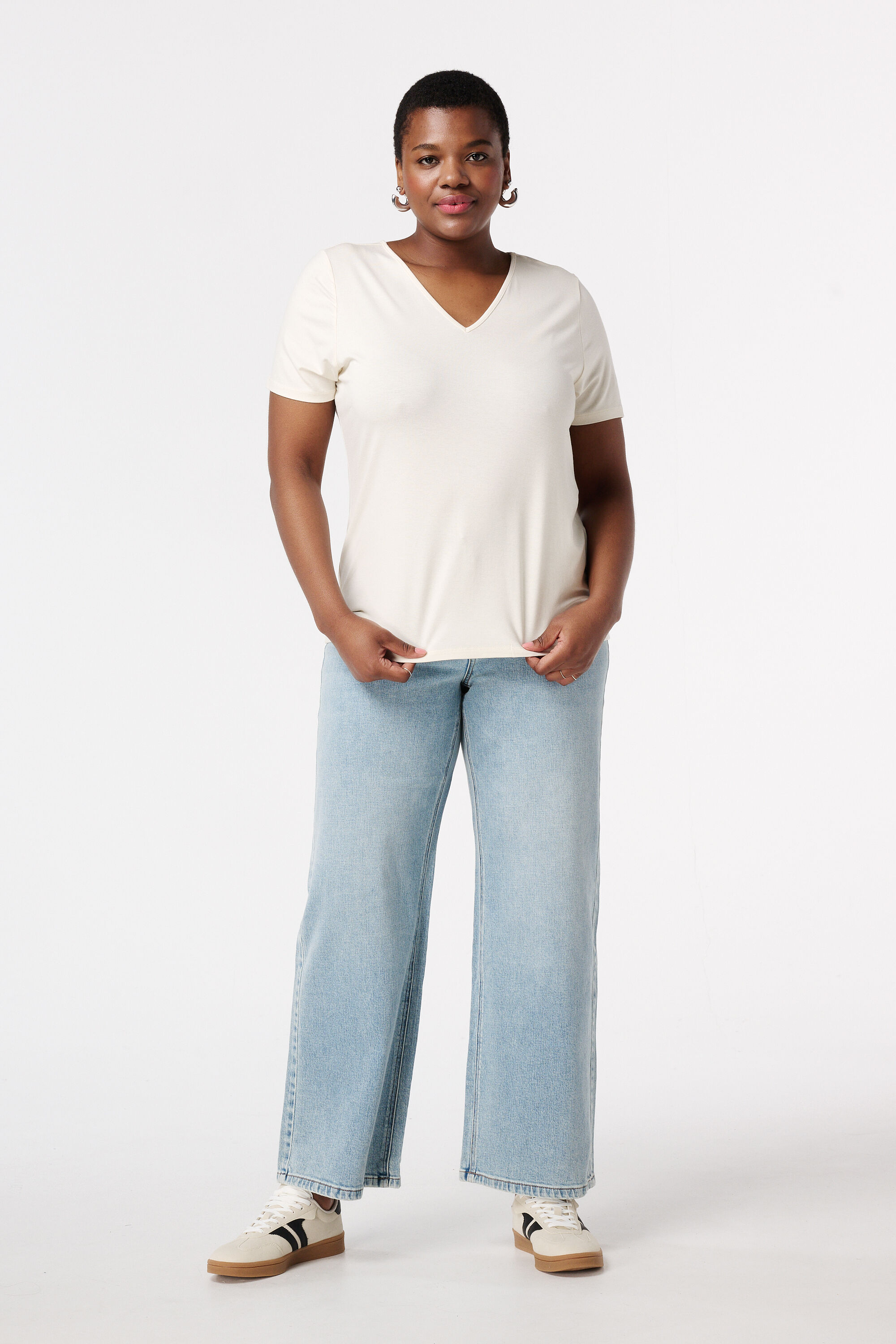 T-shirt &agrave; col en V image number 5