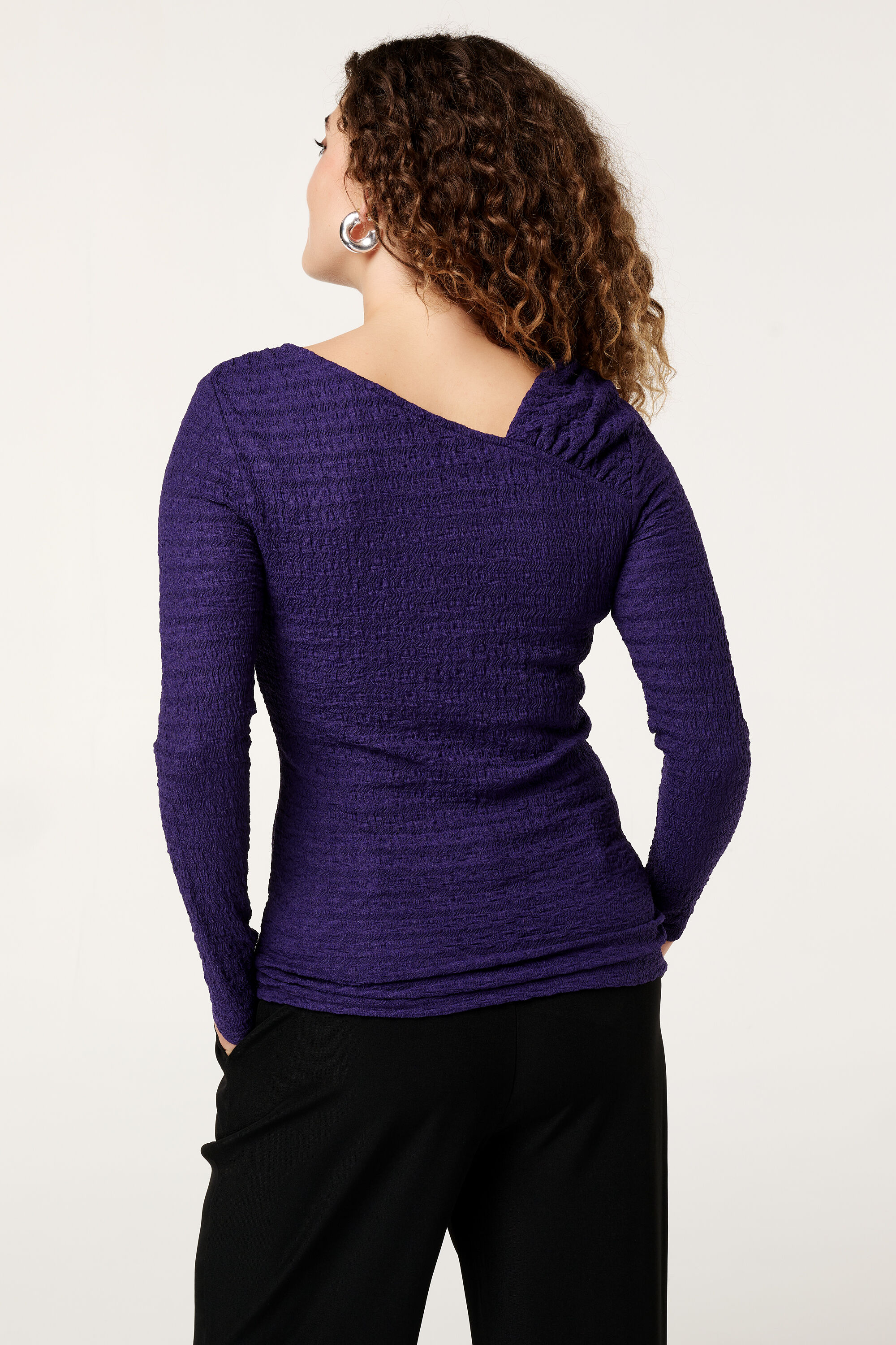 Haut avec encolure asym&eacute;trique image number 3