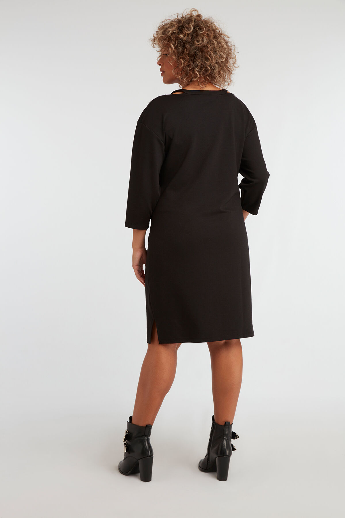 Robe &agrave; col en V image number 4