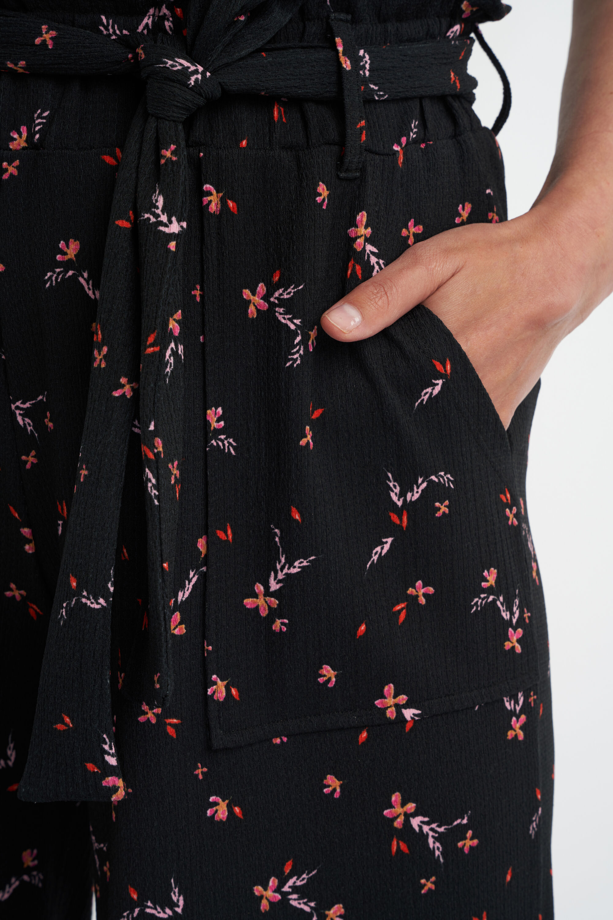 Pantalon large avec ceinture image number 6