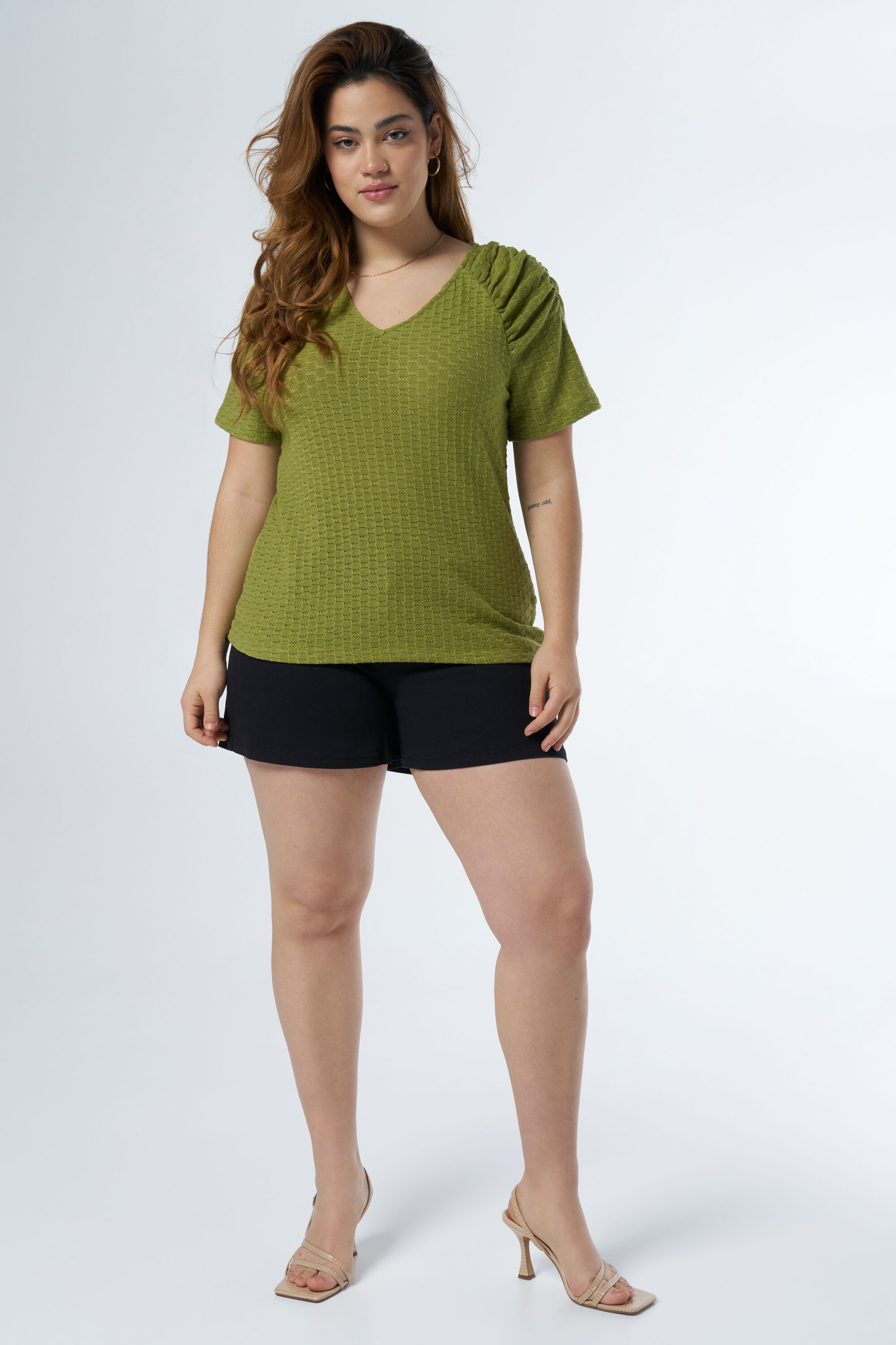 Haut tiss&eacute; avec col en V image number 5