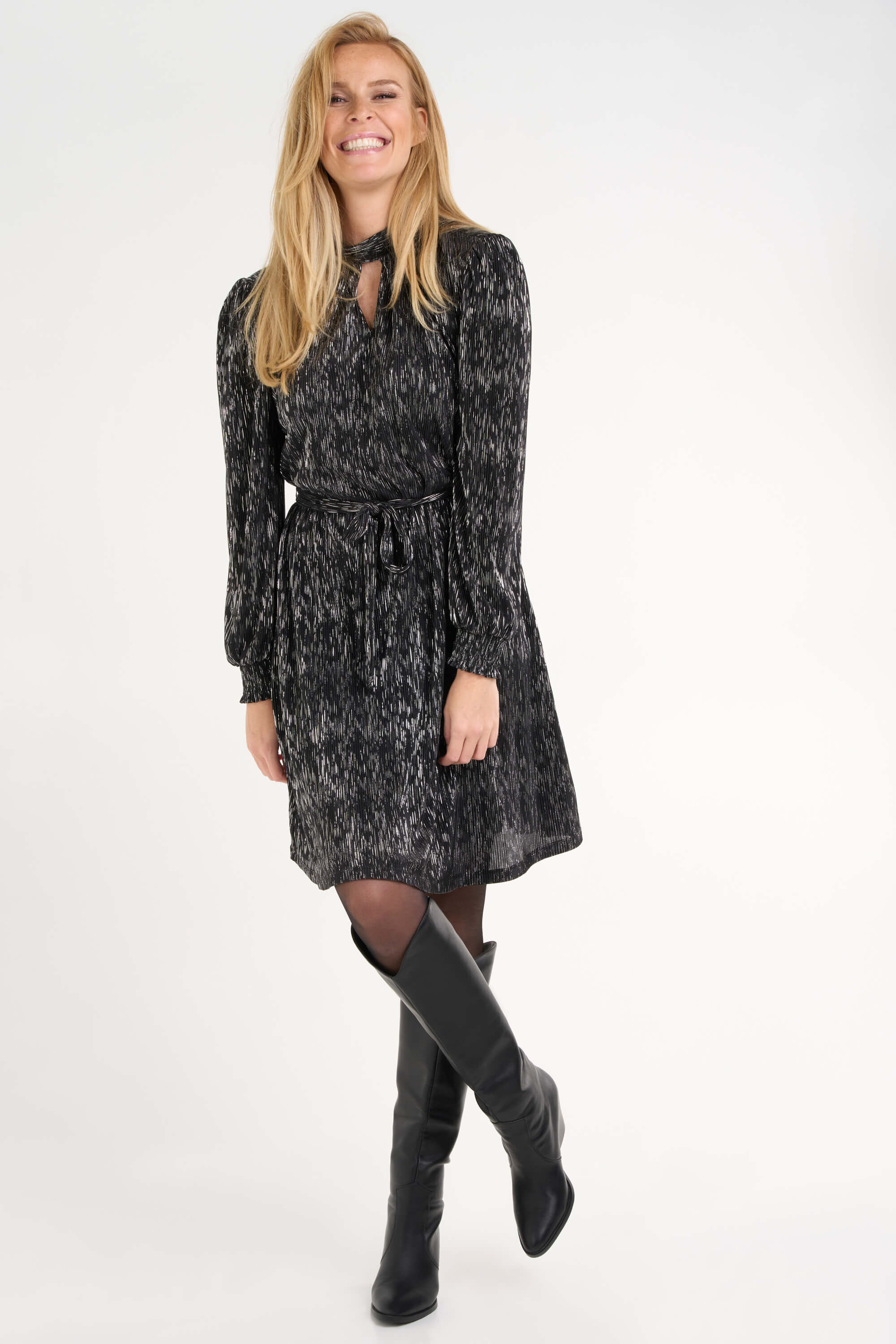 Robe &agrave; paillettes avec ceinture image number 7