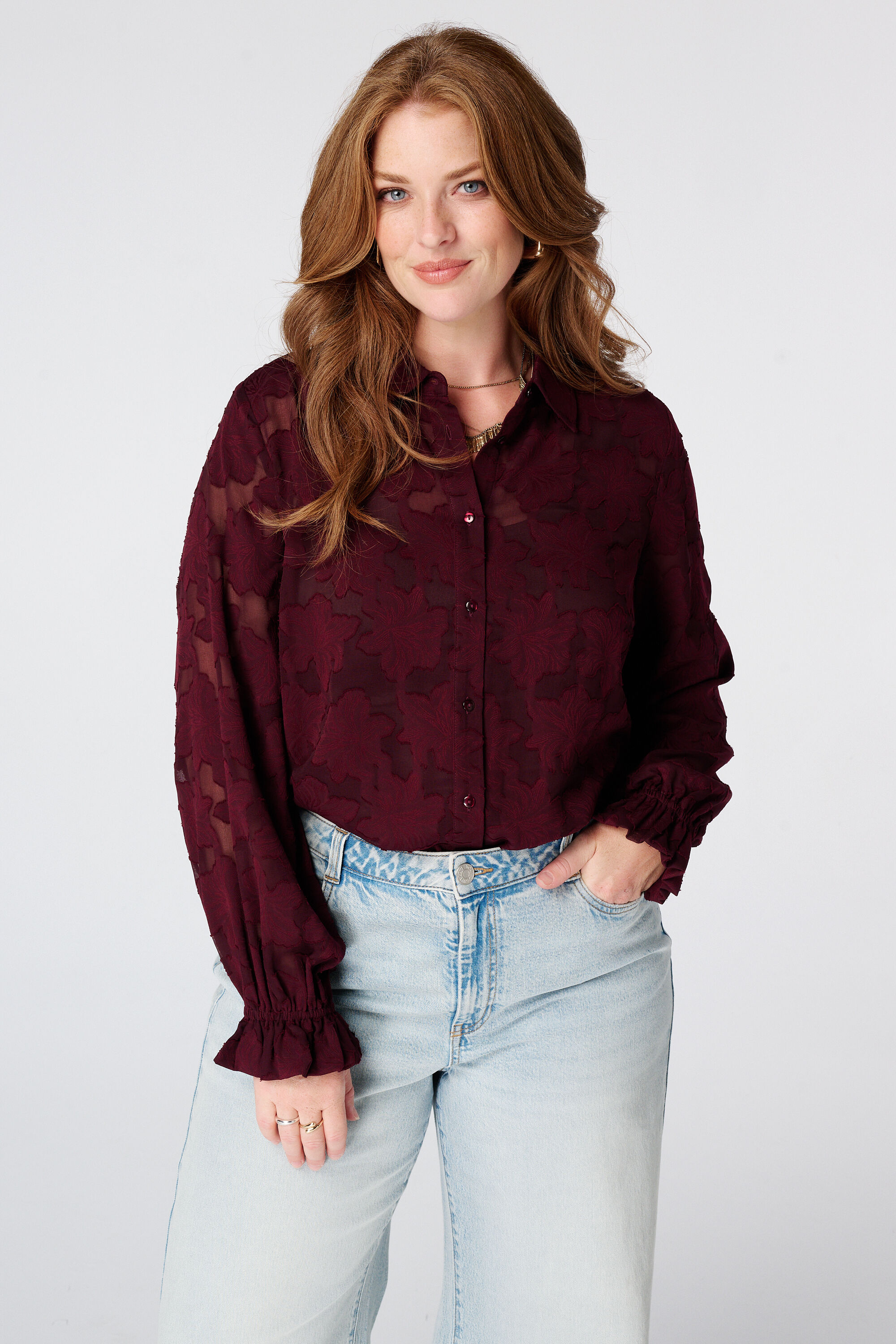 Blouse transparente &agrave; motif floral
