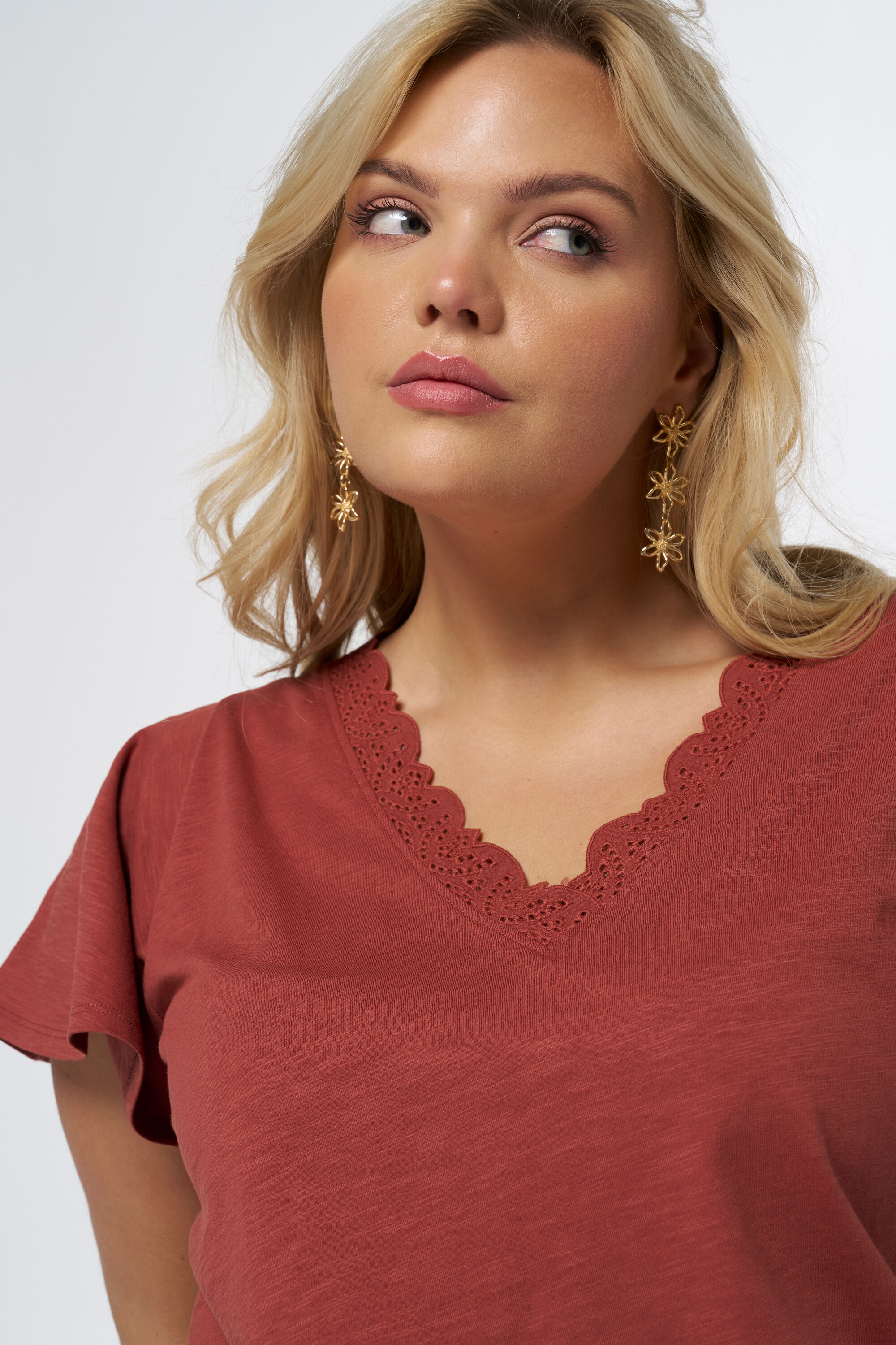 T-shirt avec des d&eacute;tails brod&eacute;s image number 4