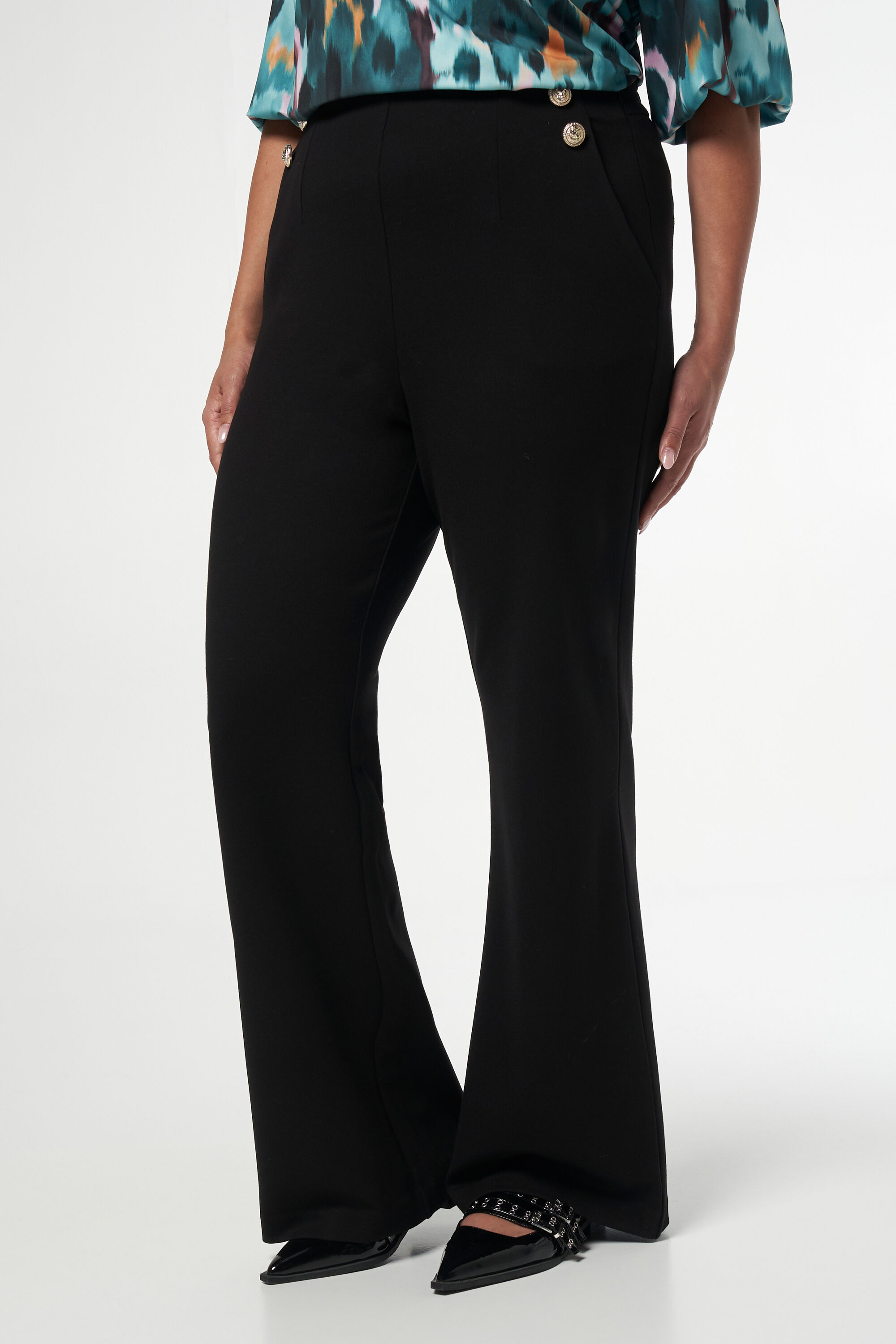 Pantalon &eacute;vas&eacute; avec boutons  image number 5