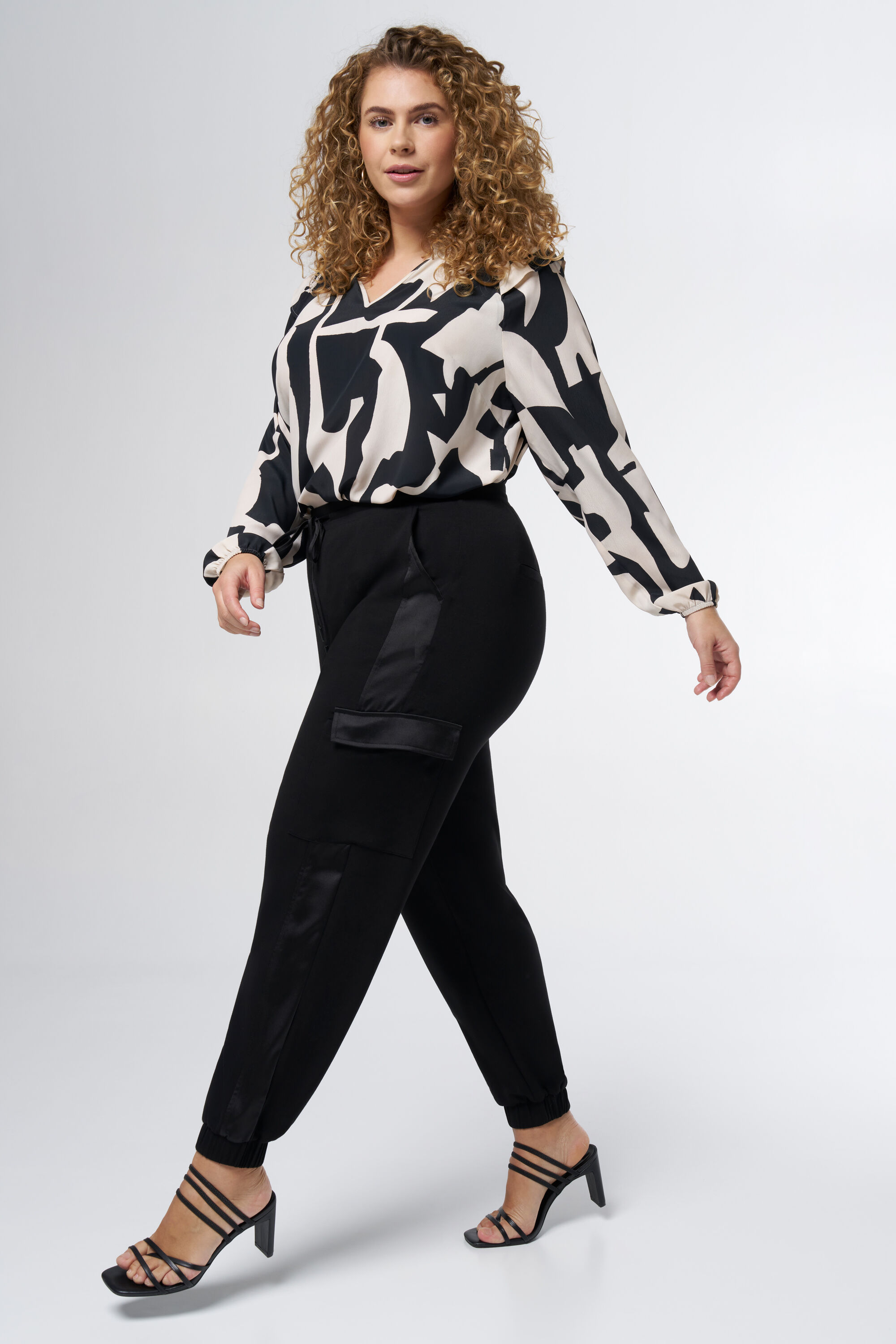 Pantalon cargo en satin image number 5