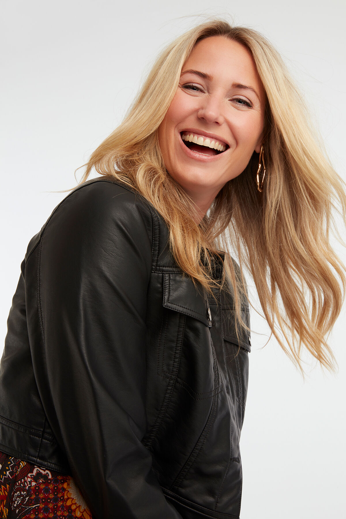 Veste courte en similicuir image number 5