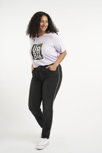 Jeans aux d&eacute;cors lat&eacute;raux