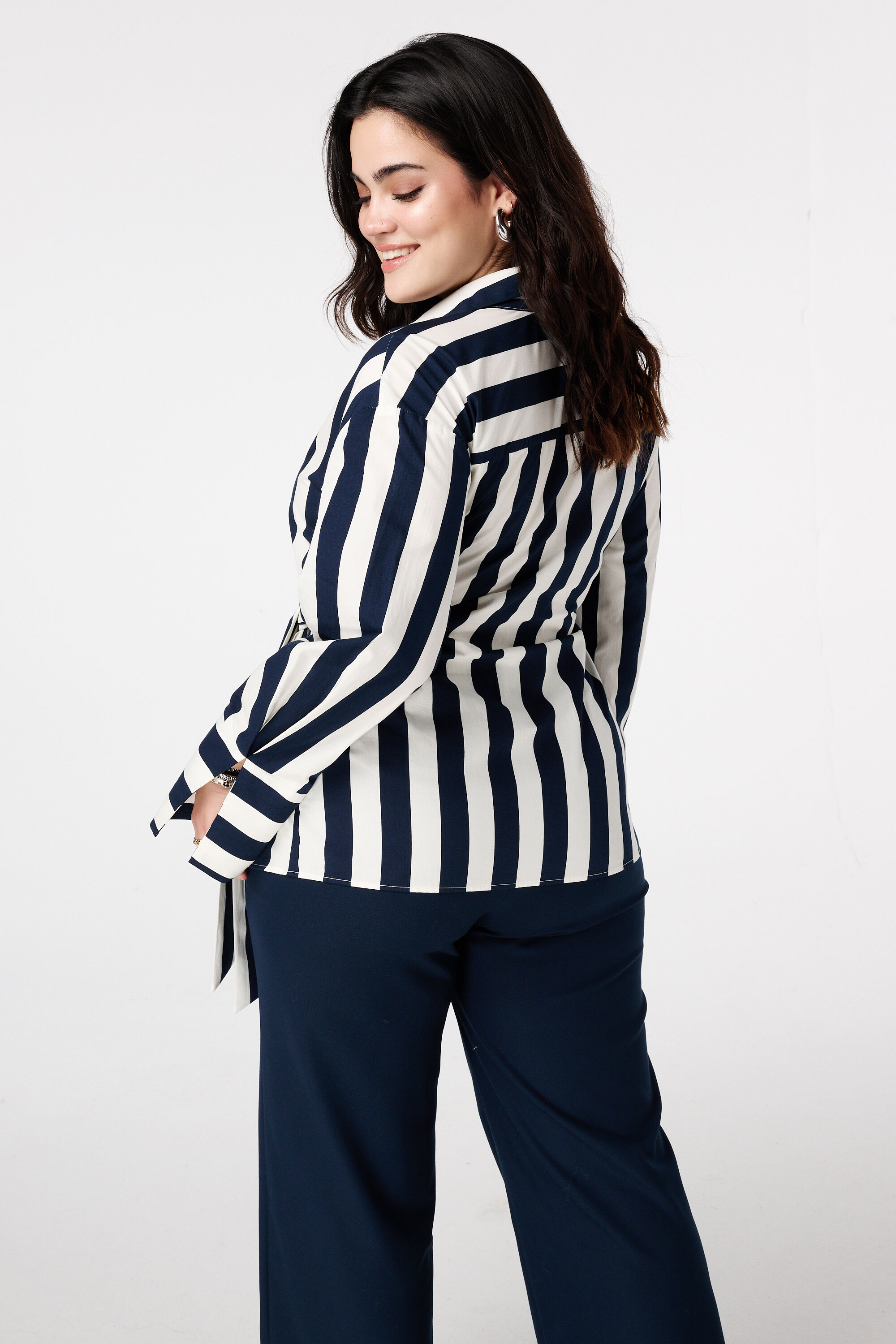 Blouse cache-c&oelig;ur avec col en V et n&oelig;ud image number 3