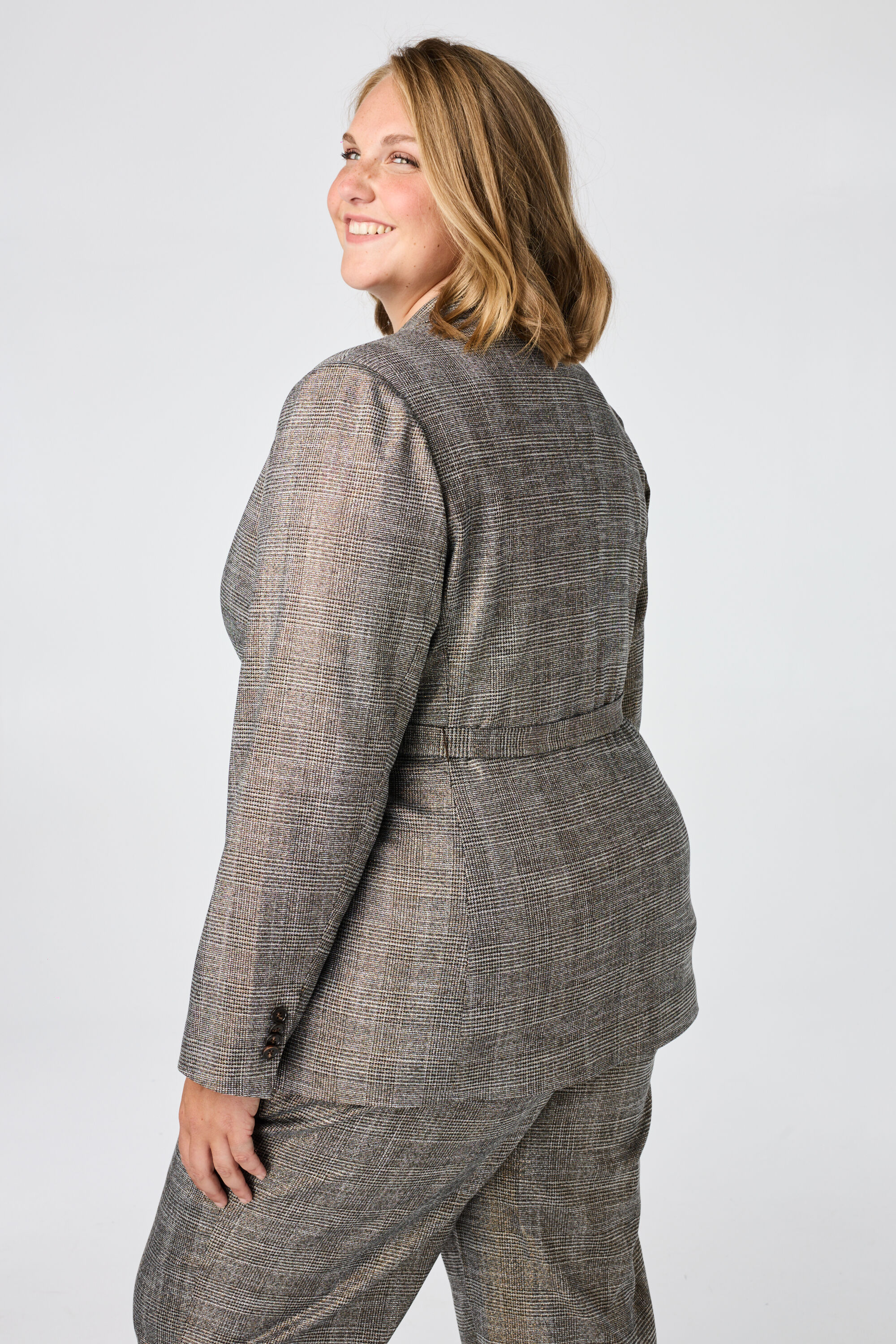 Blazer &agrave; carreaux avec ceinture image number 3
