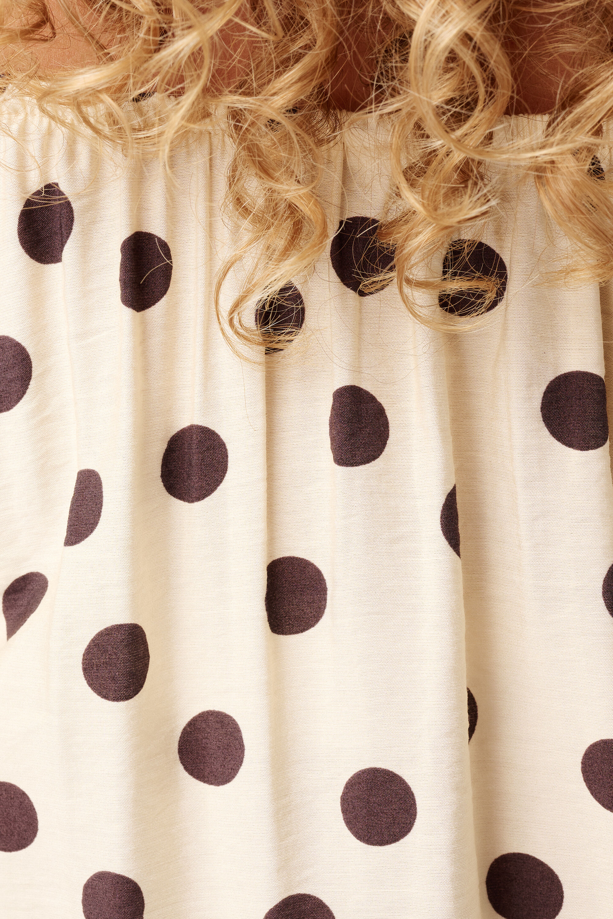 Blouse &agrave; pois &eacute;paules d&eacute;nud&eacute;es image number 4