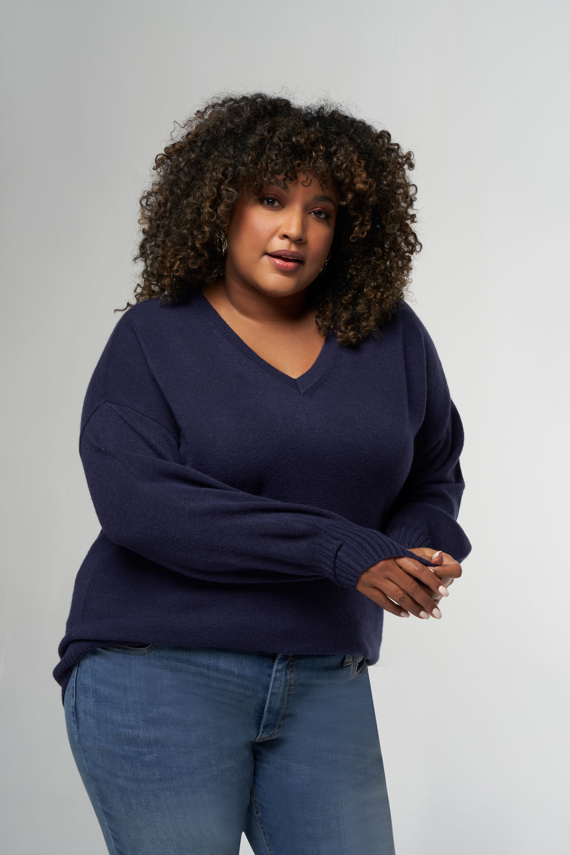 Pull &agrave; col en V en maille fine image number 0